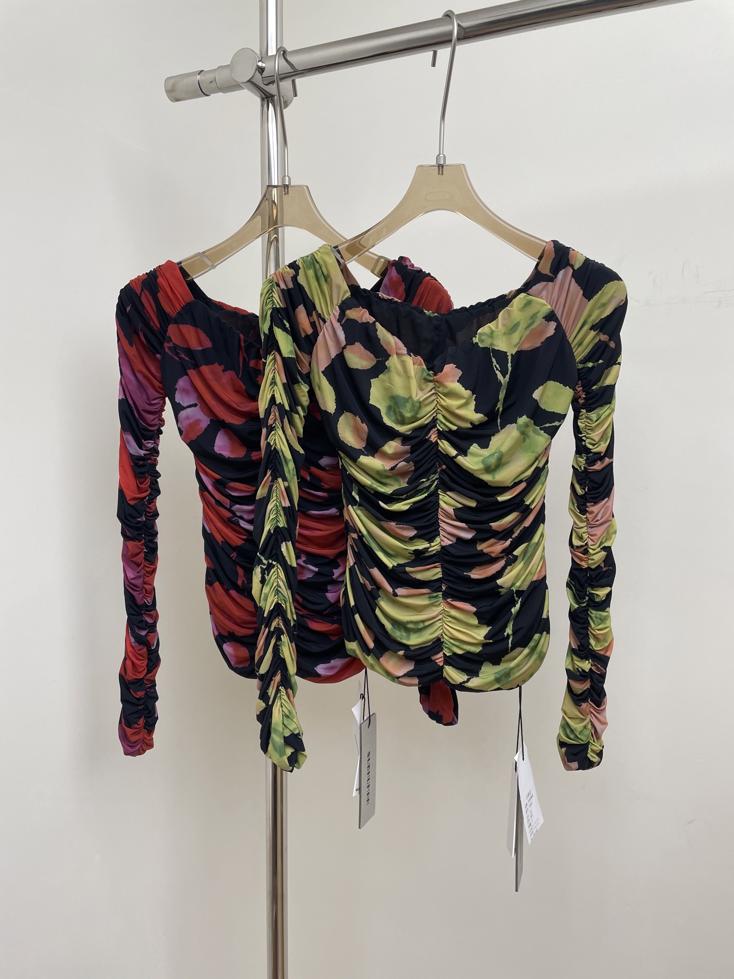 NO:460494,Blumarine 2025 early autumn new floral print pleated top two colors three codes sml real photo, alexander wang19860909Blumarine 2025早秋新款花卉印花褶饰上衣 两色三码 sml 实拍图,,alexander wang,Women's clothing