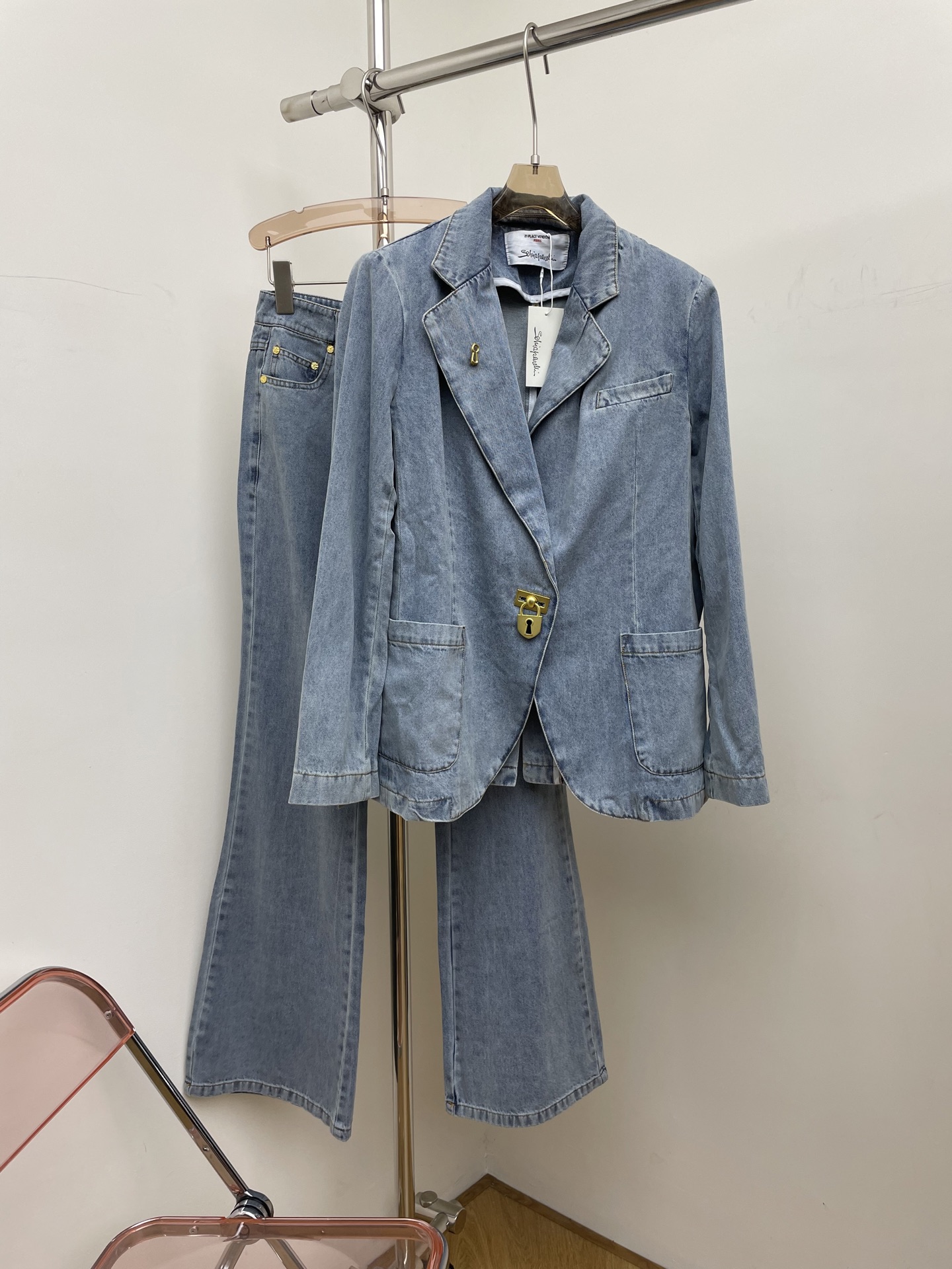 NO:462127,schiaparelli 2025 autumn and winter new denim jacket brand classic mold opening lock waist-hugging style slimming and aura sml p real photo, jackets & coats, alexander wang19860909schiaparelli 2025秋冬新款牛仔外套 品牌经典的开模锁扣 收腰版型 显瘦有气场 sml p实拍图,,jackets & coats,alexander wang,Women's clothing