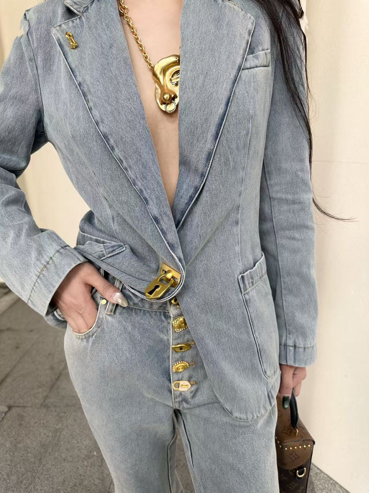 NO:462134,schiaparelli 2025 autumn and winter new denim jacket brand classic mold opening lock waist-hugging style slimming and aura sml, jackets & coats, alexander wang19860909schiaparelli 2025秋冬新款牛仔外套 品牌经典的开模锁扣 收腰版型 显瘦有气场 sml,,jackets & coats,alexander wang,Women's clothing