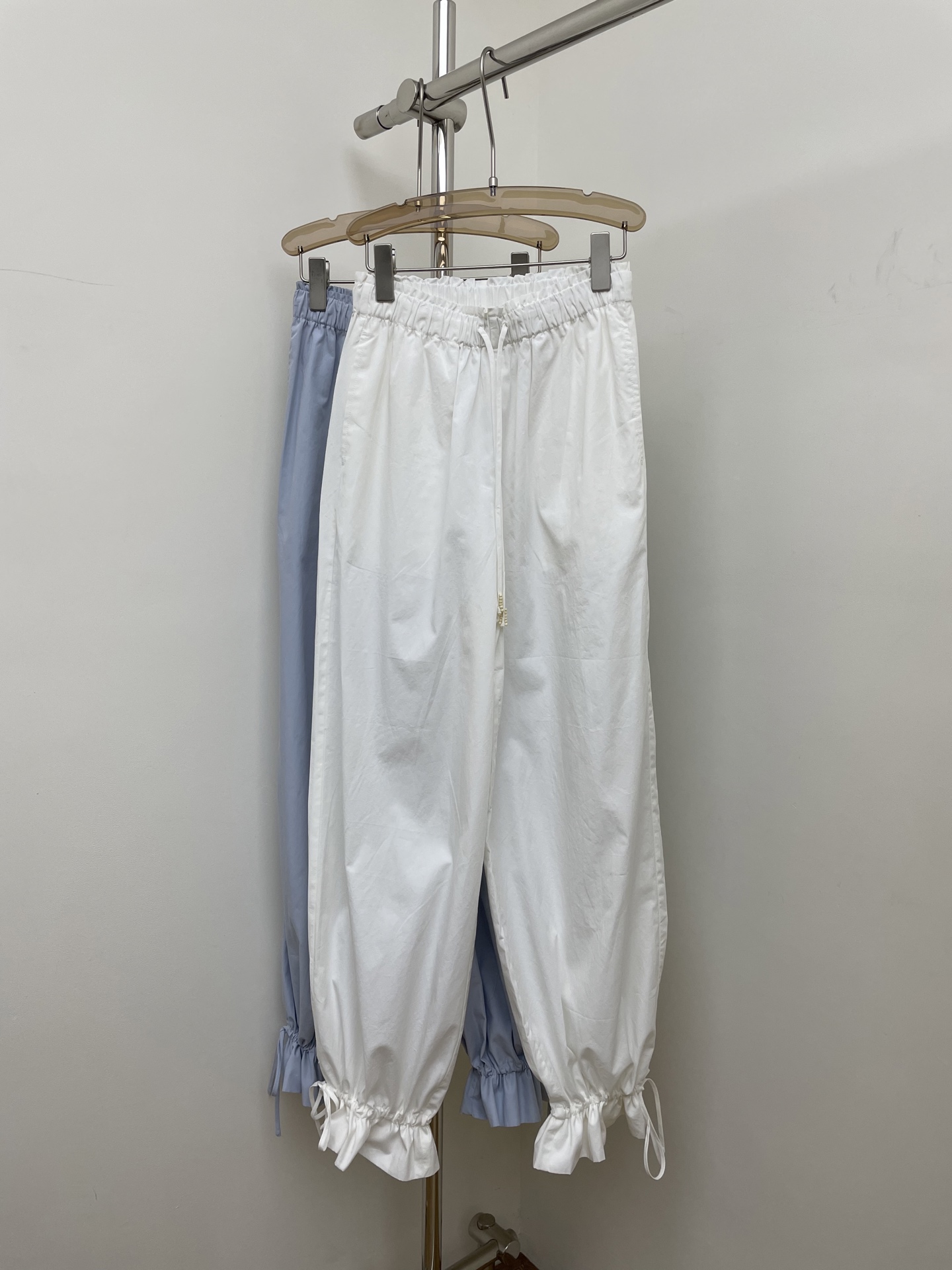 NO:463086,IN 2025 Early Autumn Mugwort casual pants, unique mugwort ingredients fabric, comfortable and crispy feel, pure hand-made beads on the waist rope, and the feet are like flowers. Real photos, alexander wang19860909IN 2025早秋艾草休闲裤,独特的艾草成分面料,手感舒爽挺括,腰绳纯手工钉珠,脚口如花朵般造型sml 实拍图,,alexander wang,Women's clothing