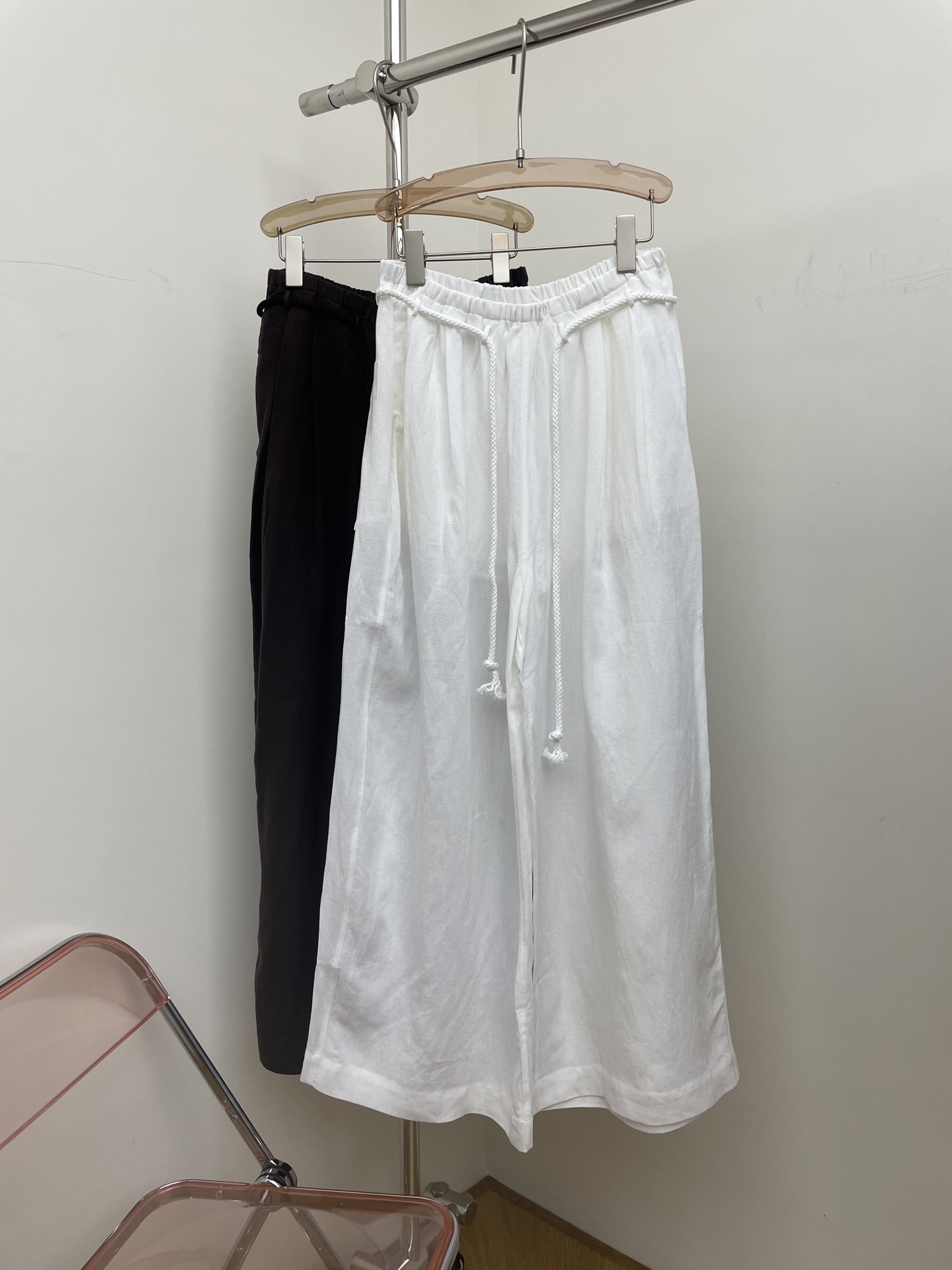 NO:466157,Liege* 2025 autumn new trousers, fashionable and versatile, trendy linen folds, wide, handsome and stylish, two-color, three-code sml, real photos, alexander wang19860909Liege* 2025秋季新款长裤 时尚百搭潮流亚麻叠褶 阔型帅气有型 两色三码 sml 实拍图,,alexander wang,Women's clothing