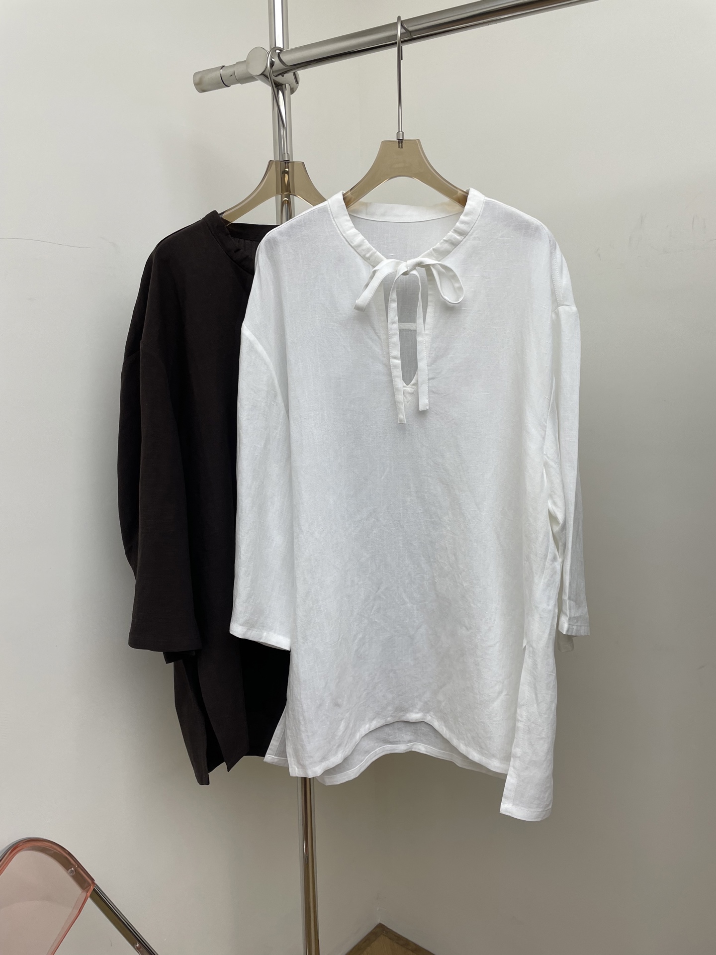 NO:466171,Liege* 2025 autumn new shirt V-neck linen streamer design slack and vacation full, two colors and three codes sml real photo, alexander wang19860909Liege* 2025秋季新款衬衣 V领亚麻飘带设计 松弛度假感拉满 两色三码 sml 实拍图,,alexander wang,Women's clothing