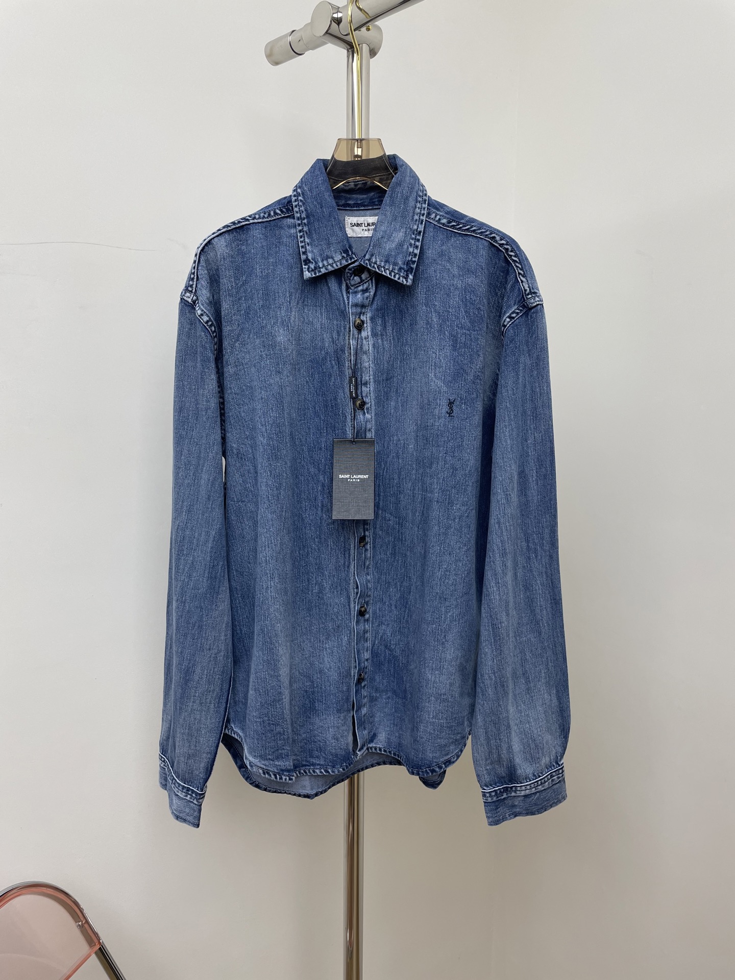 NO:467850,ysl 2025 autumn and winter new denim shirt tannins fashionable and handsome and retro embroidered logo embellishment loose style sml smilli style real photos, saint laurent, alexander wang19860909ysl 2025秋冬新款牛仔衬衣 单宁时髦帅气又复古 刺绣logo点缀 宽松版型 男女同款 sml 实拍图,,saint laurent,alexander wang,Women's clothing