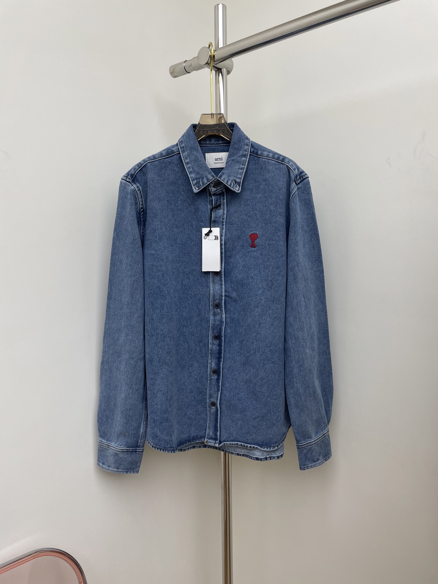 NO:467863,ami 2025 autumn and winter new denim shirt classic style never out of time love embroidery logo low-key restrained smlxl real photos, alexander wang19860909ami 2025秋冬新款牛仔衬衣 经典款 永不过时 爱心刺绣标志 低调内敛 smlxl 实拍图,,alexander wang,Women's clothing