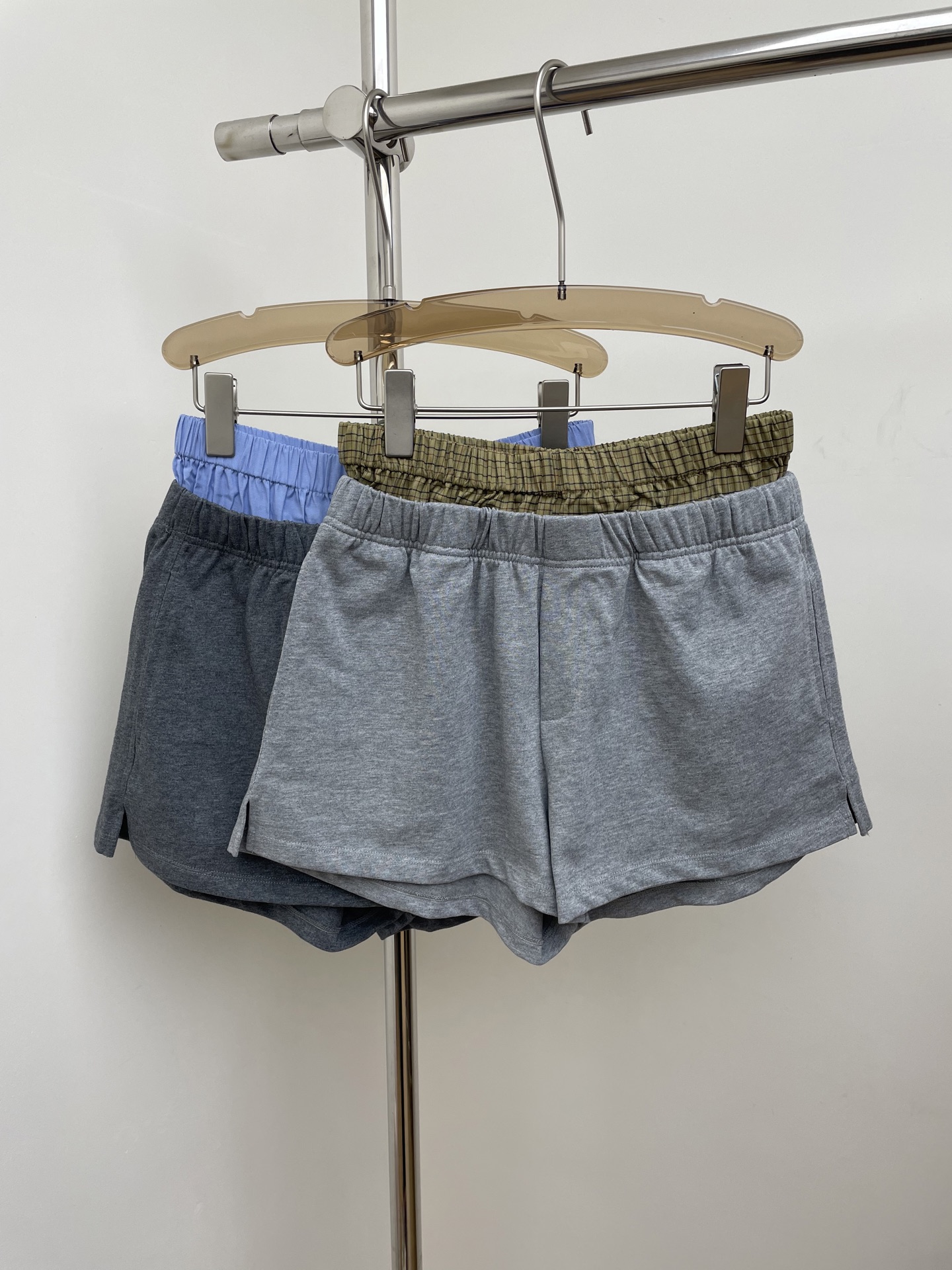 NO:472029,DD 2025 summer new fake two-piece shorts, with contrasting color waist splicing design, simple and pure texture, two colors and three codes SML real photos, shorts, alexander wang19860909DD 2025夏季新款假两件短裤,采用撞色腰头拼接设计,简约纯粹的质感,两色三码 SML 实拍图,,shorts,alexander wang,Women's clothing
