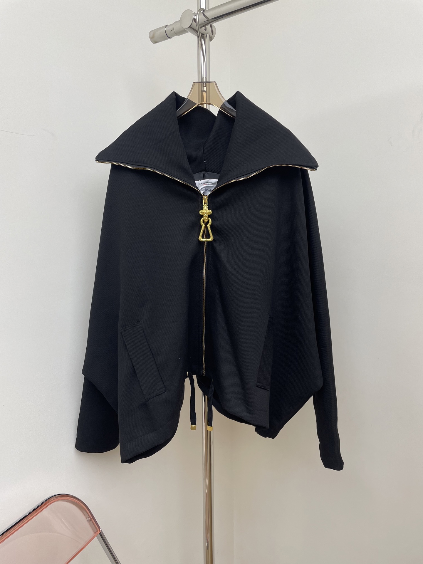 NO:474108,schiaparelli 2025 autumn and winter new jacket, large lapel zipper, back embroidery, open mold-shaped large pull head decoration, fashionable and stylish sml real photos,, jackets & coats,alexander wang19860909schiaparelli 2025秋冬新款外套 大翻领拉链 后背刺绣 开模异形大拉头装饰 时髦有型 sml 实拍图,,jackets & coats,alexander wang,Women's clothing