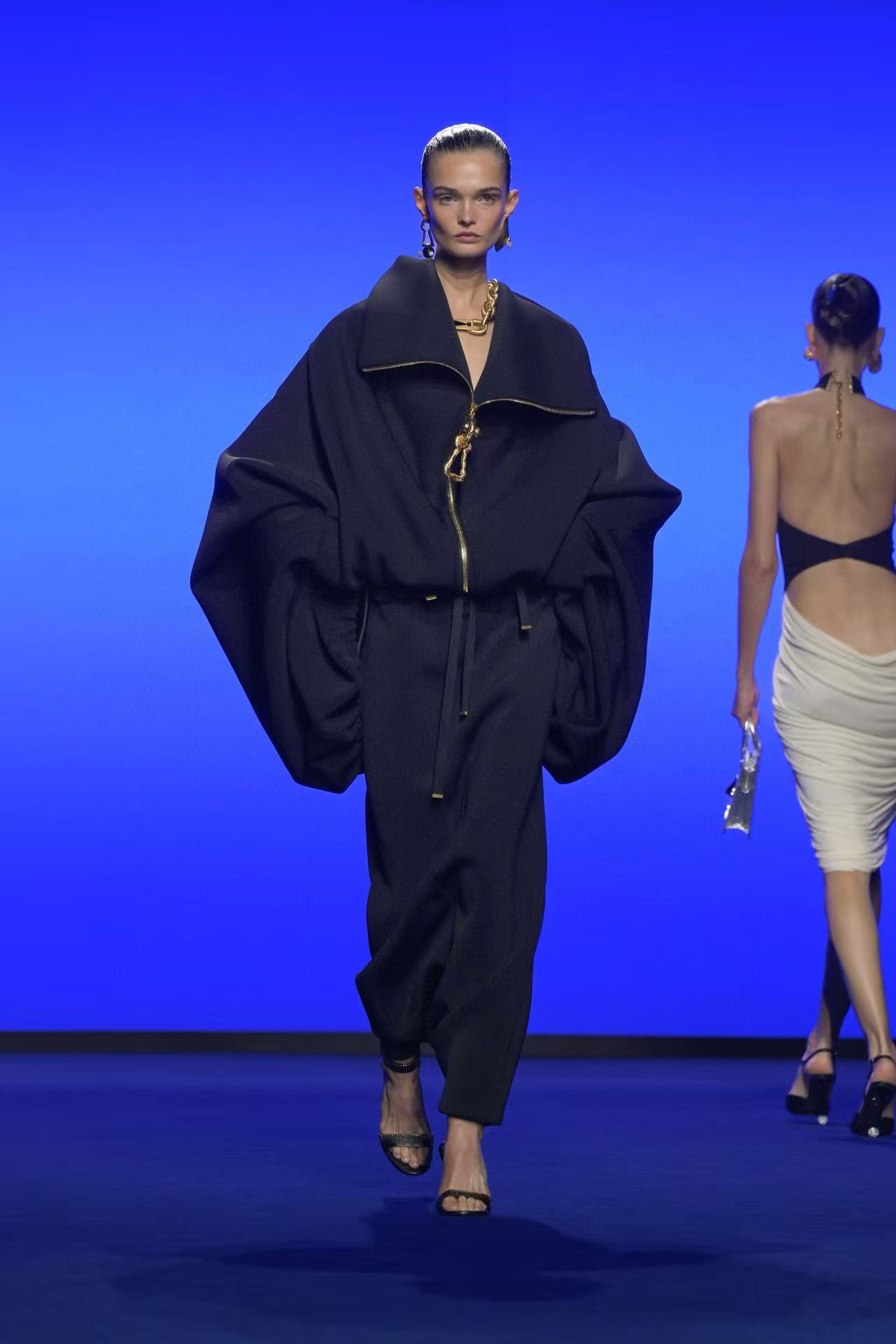 NO:474111,schiaparelli 2025 autumn and winter new jacket, large lapel zipper, back embroidery, open mold-shaped large pull head decoration, fashionable and stylish sml,, jackets & coats,alexander wang19860909schiaparelli 2025秋冬新款外套 大翻领拉链 后背刺绣 开模异形大拉头装饰 时髦有型 sml,,jackets & coats,alexander wang,Women's clothing