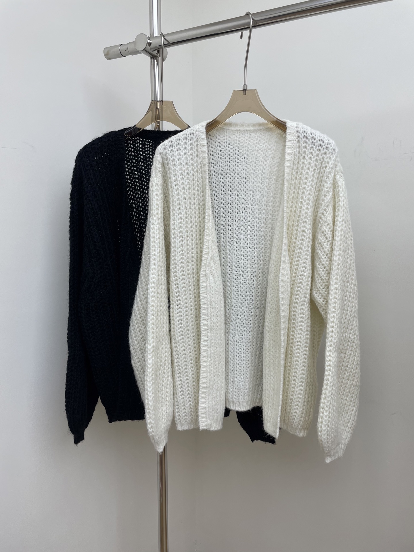 NO:477082,toteme 2025 early autumn new cardigan, fluffy clouds, cocoon design, mohair blend fabric, soft and high-end black and white xssm real shot,,alexander wang19860909toteme 2025 早秋新款开衫 云朵蓬松感 茧型设计 马海毛混纺面料 柔软高级 黑色白色 xssm 实拍图,,alexander wang,Women's clothing