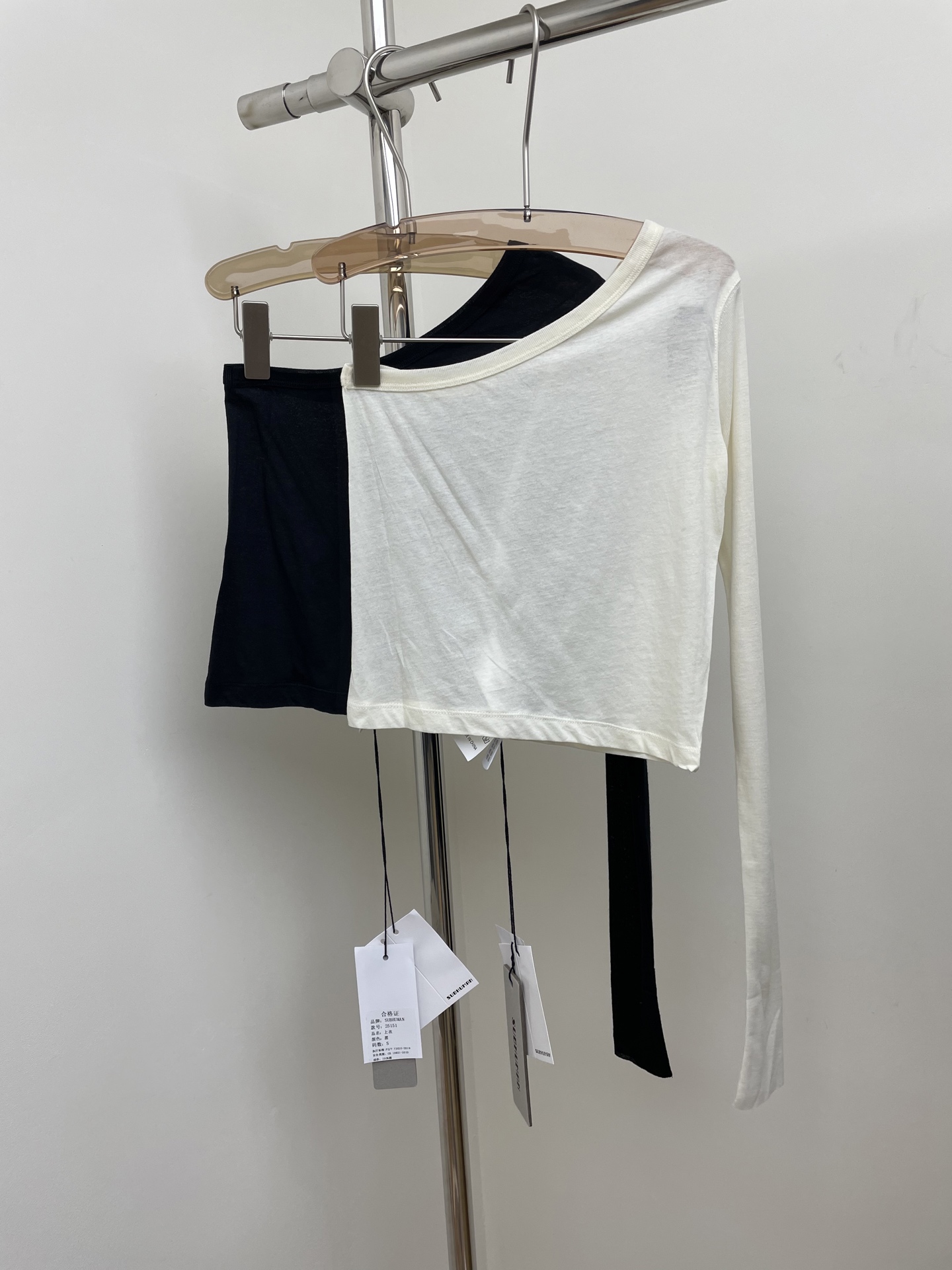 NO:478756,rick owens early autumn high-end dark wind one-shoulder base shirt slim long-sleeved pullover versatile off-shoulder top black and white SML real photos, alexander wang19860909rick owens 早秋高级暗黑风单肩打底衫修身显瘦长袖套头百搭斜肩上衣 黑色白色 码数SML 实拍图,,alexander wang,Women's clothing