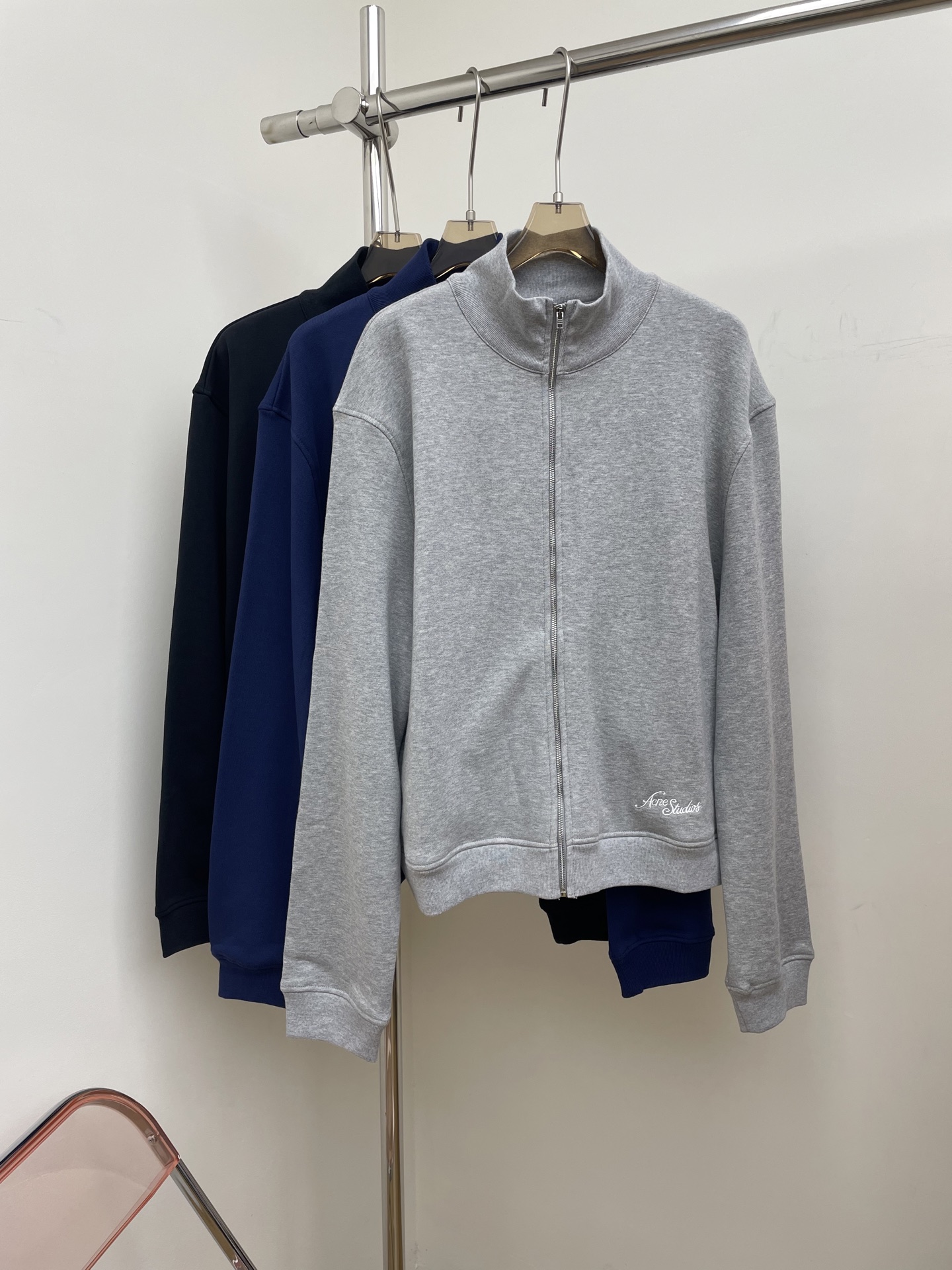 NO:480093,Acne 25 early autumn new letter embroidered sweatshirt jacket. Both the front and back are embroidered logo. It is a low-key and comfortable sweatshirt jacket with three colors and four codes. xssml p photo, acne studios, hoodie, sweatshirts, jackets & coats, alexander wang19860909acne 25早秋新款字母刺绣卫衣外套.前面和背后都采用了字刺绣logo .是一款低调又舒适感极强的卫衣外套三色四码 .xssml p实拍图,,acne studios,hoodie,sweatshirts,jackets & coats,alexander wang,Women's clothing