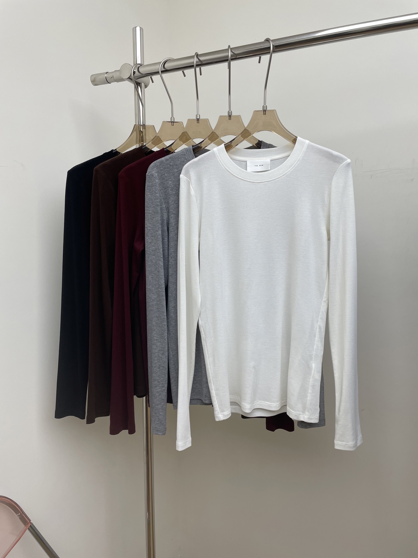 NO:480105,The row 2025 early autumn new base shirt. A super slimming tool!  Minimalist stacked items!  Imported Laisa wool blend fabric. Five-color three-code sml real photo, alexander wang19860909the row 2025早秋新款打底衫.超级显瘦神器！极简叠搭单品！进口莱赛羊毛混纺面料.五色三码 sml 实拍图,,alexander wang,Women's clothing