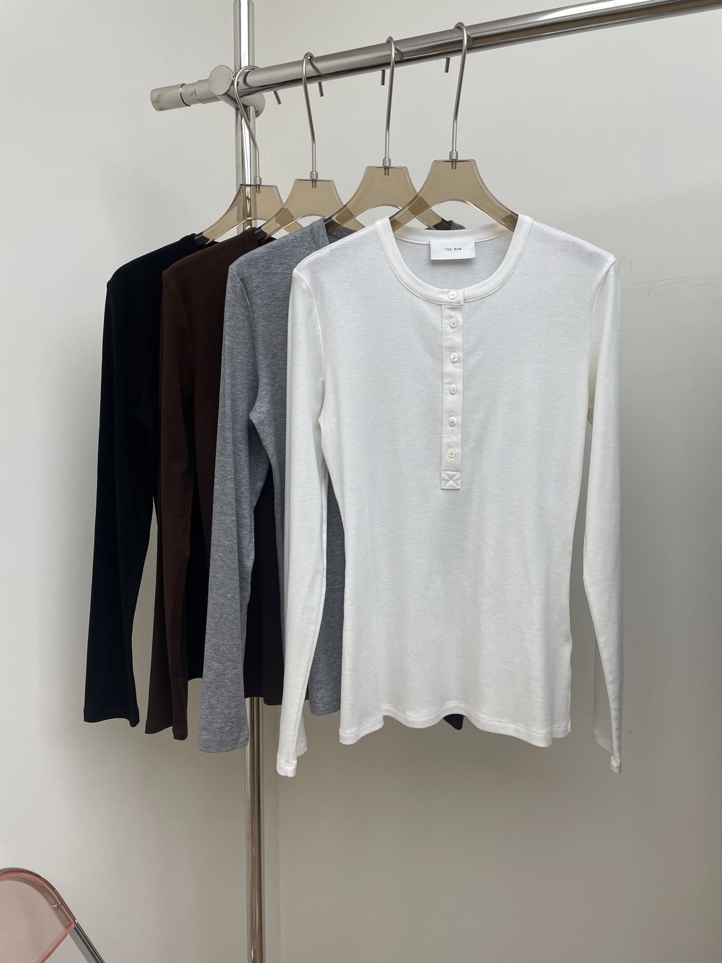 NO:480114,the Row 2025 early autumn new Henry collar base shirt. Customized deep-sea grey shell buckle. Super slim. Imported Laisa wool blend fabric. Four-color three-code sml real photo, alexander wang19860909the Row 2025早秋新款亨利领打底衫.定制深海灰贝壳扣.超级显瘦.进口莱赛羊毛混纺面料. 四色三码 sml 实拍图,,alexander wang,Women's clothing