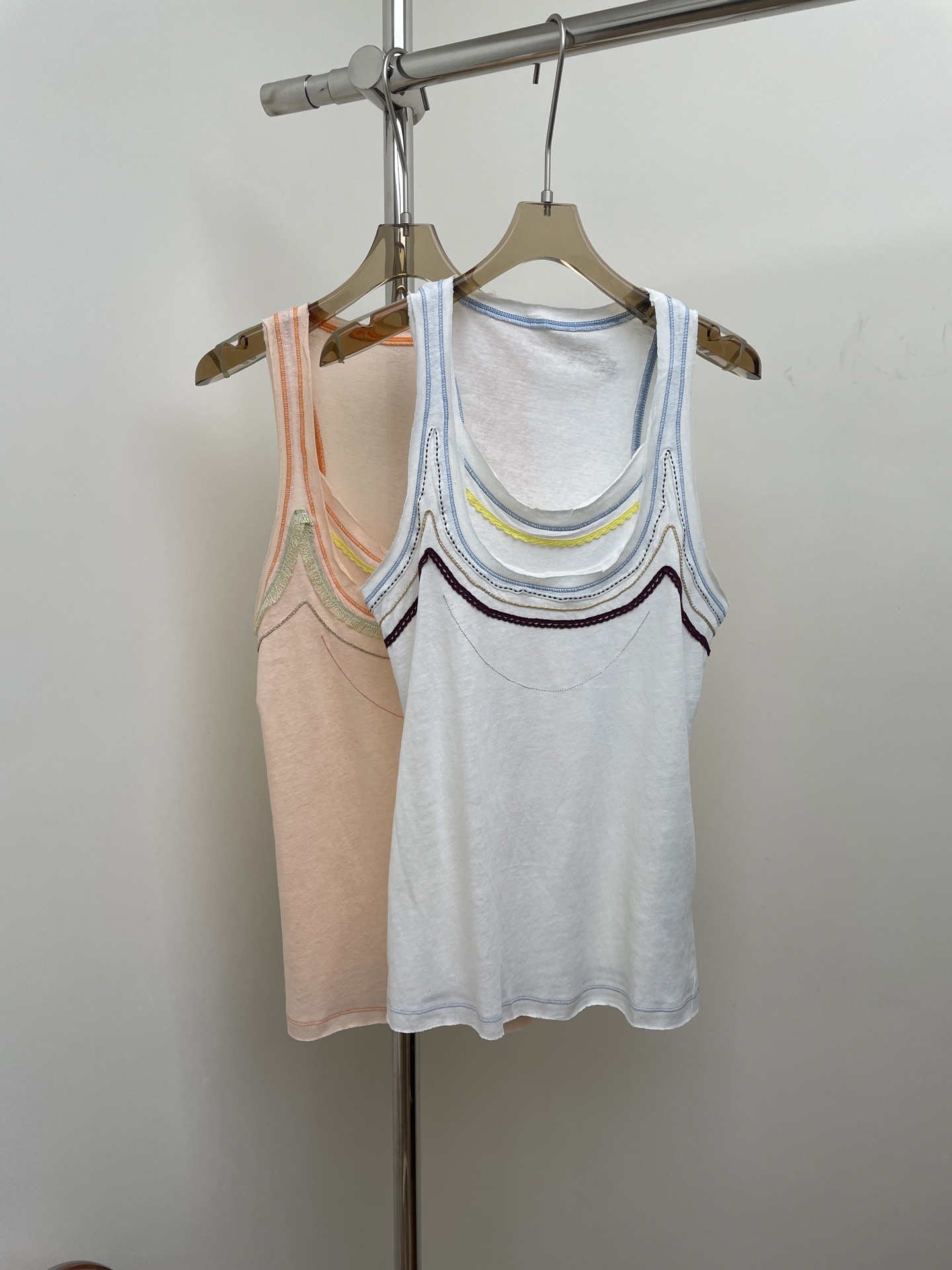 NO:483568,MW 2025 autumn and winter new linen vest, special special lace on the chest, fake two-piece loose edge design, bringing more layers and three-dimensional sense. · SML real photos, alexander wang19860909MW 2025秋冬新款亚麻背心,胸前特种专机花边, 假两件散边设计,带来更多层次与立体感. · SML 实拍图,,alexander wang,Women's clothing