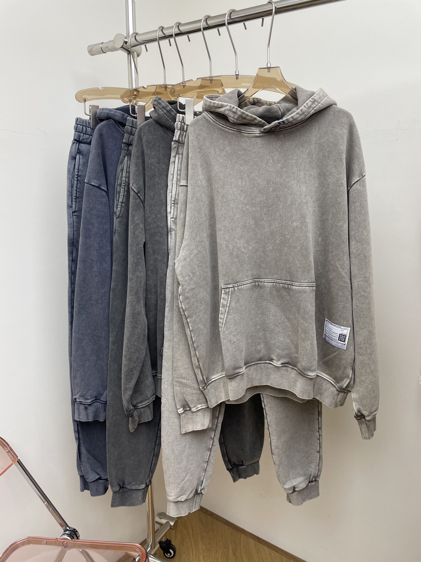 NO:484278,mihara yasuhiro Sanyuan Kangyu 2025 autumn and winter new hooded sweatshirts, washing and making old craftsmanship is extremely complicated, men and women are the same, three colors and four codes smlxl real photos, hoodie, sweatshirts, hats, alexander wang19860909mihara yasuhiro三元康裕 2025秋冬新款连帽卫衣 洗水做旧工艺极其繁琐 男女同款 三色四码 smlxl 实拍图,,hoodie,sweatshirts,hats,alexander wang,Women's clothing