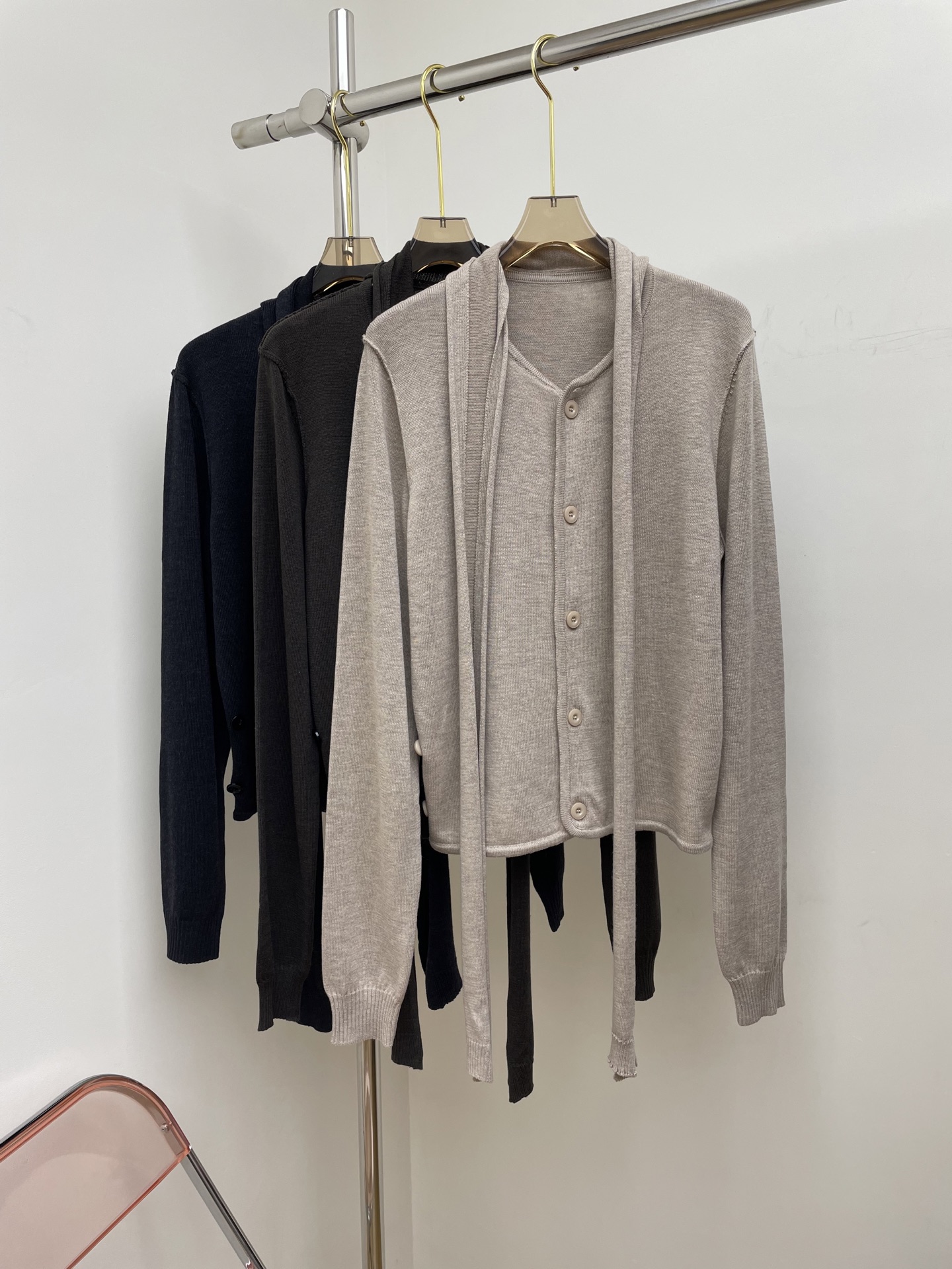 NO:484301,Lemaire 2025 autumn and winter new cardigan, various ways to wear, full of warmth and comfortable texture, three colors and three codes, 3 real photos,,alexander wang19860909lemaire 2025秋冬新款开衫 多种穿法 充满了温暖和惬意的质感 三色三码 3实拍图,,alexander wang,Women's clothing