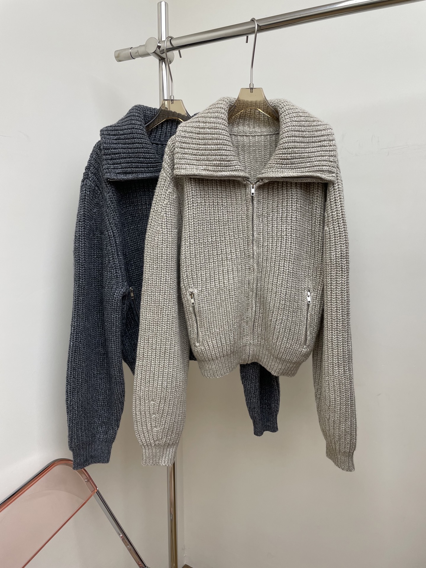 NO:484313,a lemaire 2025 autumn and winter new sweater cardigan thick needle thick lapel design fashionable minimalist and elegant two colors and three codes real photos, sweaters, alexander wang19860909a lemaire 2025秋冬新款毛衣开衫 粗针 加厚翻领设计 时髦极简有品 两色三码 实拍图,,sweaters,alexander wang,Women's clothing