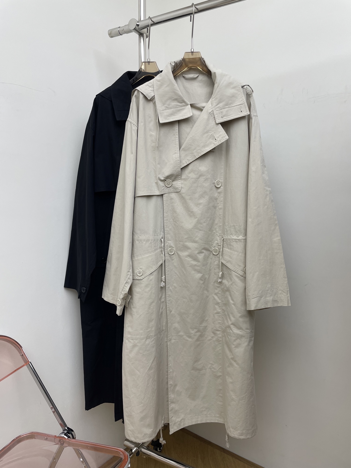 NO:486664,Lemaire 2025 autumn and winter new windbreaker casual and slack loose loose double-breasted design combines fashion style and practicality 343638 real photos, alexander wang19860909lemaire 2025秋冬新款风衣 随性松弛 宽松的双排扣设计兼具了时尚格调和实用性 343638 实拍图,,alexander wang,Women's clothing