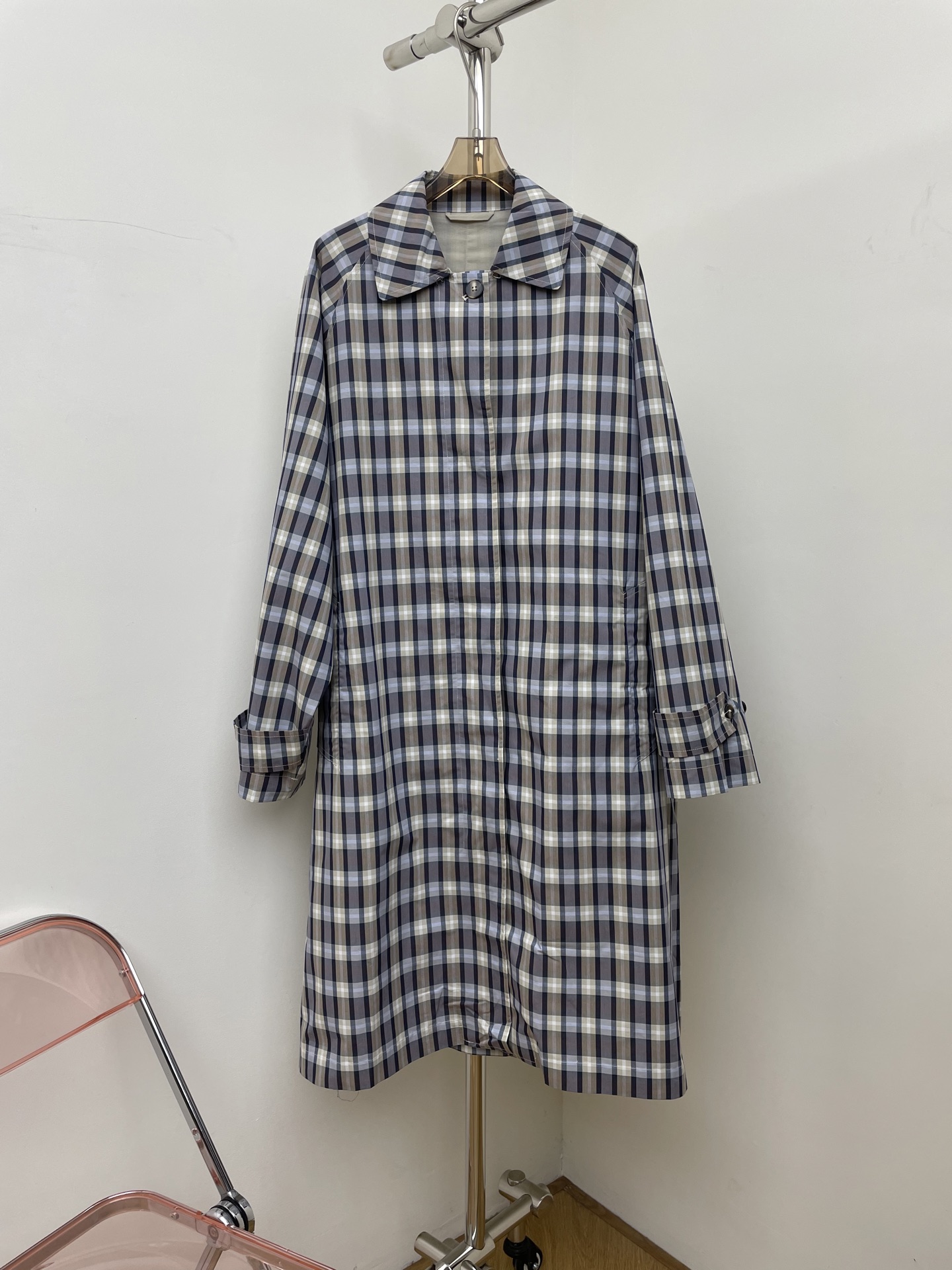 NO:487710,The row 2025 autumn and winter new windbreaker has a plaid print all over the body, with a slightly broad and stylish texture!  Contrast color plaid print texture is absolutely accurate and exclusive high-end version SML real photos, alexander wang19860909the row 2025秋冬新款风衣 通体定位格纹印花,质感微阔有型！撞色格纹印花质感绝绝子认准独家高版本 SML 实拍图,,alexander wang,Women's clothing