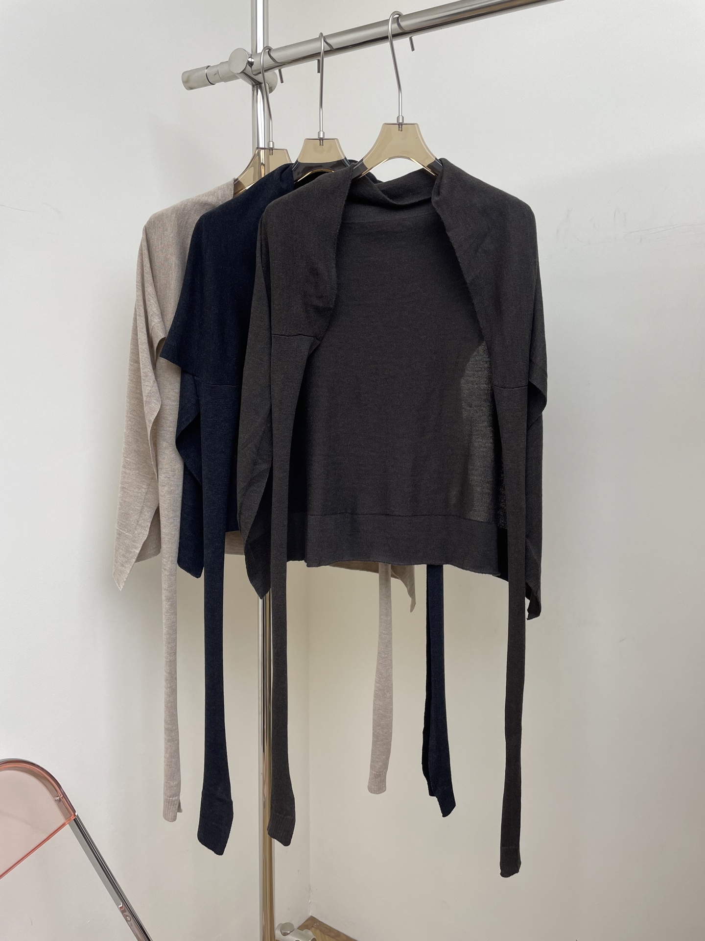 NO:487721,Lemaire 2025 autumn and winter shawl. Made of hand-blended merino wool knitted, it feels dry and soft, paired with any top. Black brown real photo, shawls, alexander wang19860909lemaire 2025秋冬披肩.采用手工混纺的美利奴羊毛针织制成,手感干爽柔软,搭配任意上衣.黑色咖色 实拍图,,shawls,alexander wang,Women's clothing