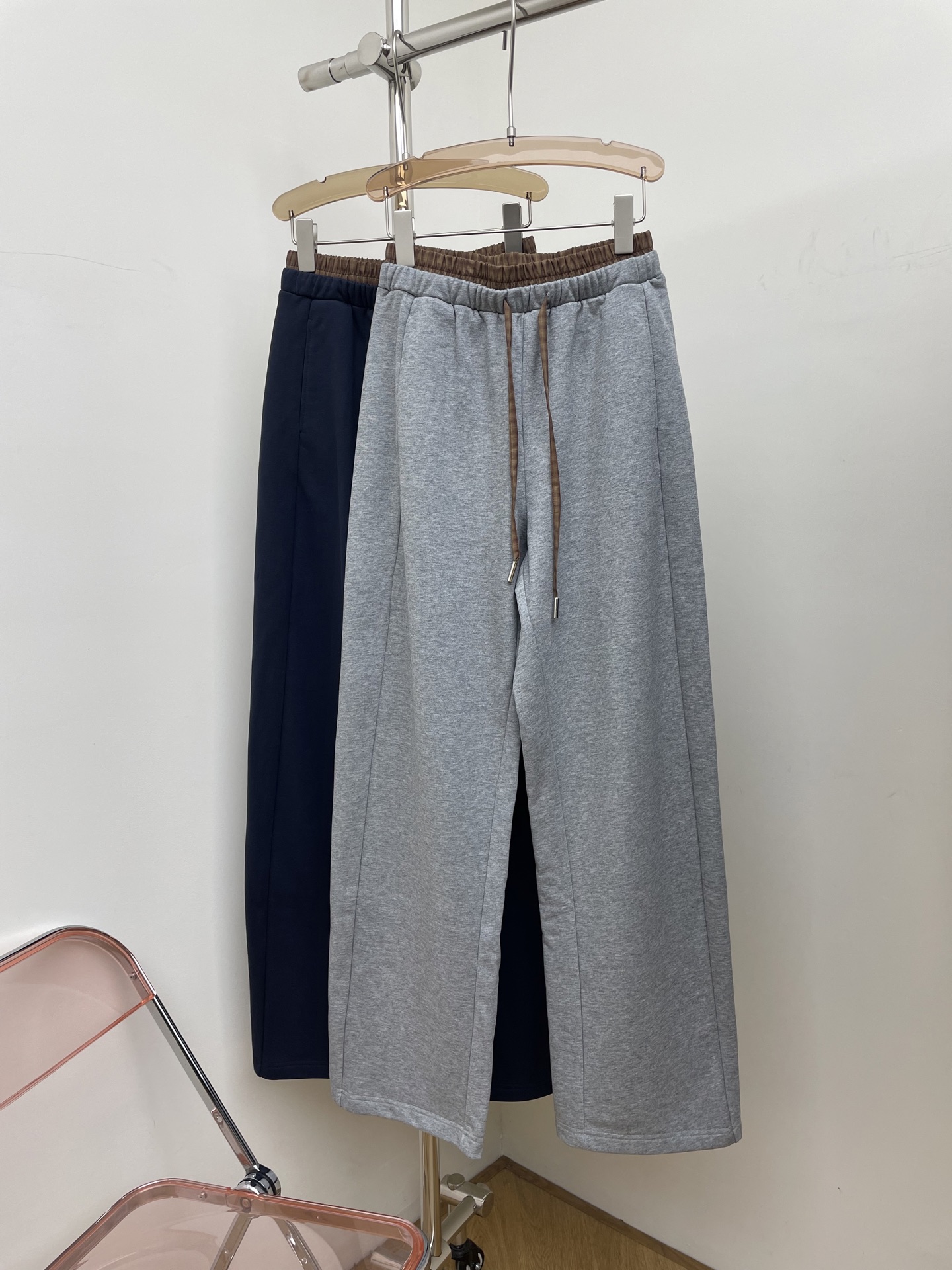 NO:489112,Real photos AW 2025 autumn and winter new casual pants sweatshirt curved pants plaid contrasting color splicing Double waist design Two-color three-code sml, hoodie, sweatshirts, alexander wang19860909实拍图  AW 2025秋冬新款休闲裤 卫衣料弯道裤 格纹撞色拼接 双层腰设计 两色三码 sml,,hoodie,sweatshirts,alexander wang,Women's clothing