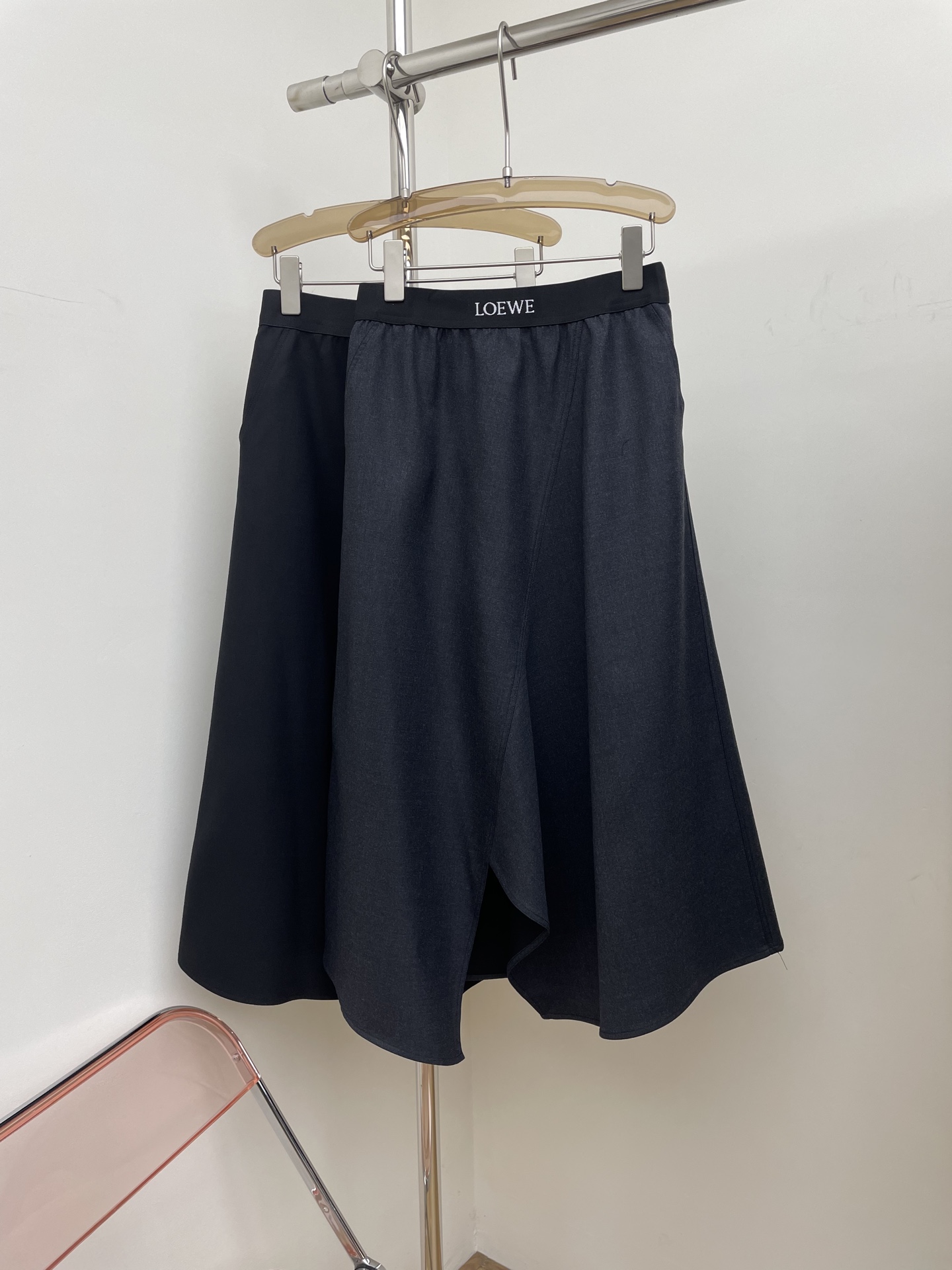 NO:489121,loew* 2025 autumn and winter new skirt imported wool fabric classic irregular style black gray sml real photo, loewe, skirts, alexander wang19860909loew* 2025秋冬新款半裙 进口羊毛面料 经典不规则版型 黑色灰色sml 实拍图,,loewe,skirts,alexander wang,Women's clothing