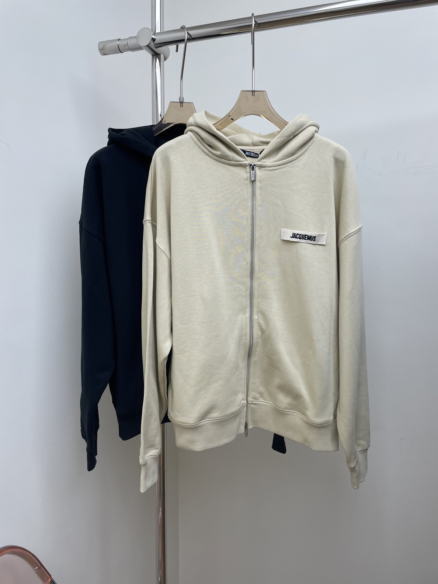 NO:494452,jacquemus 2025 autumn and winter new zipper hooded sweatshirt coat, semi-zipper design, loose style, same style for men and women, two colors, four codes, smlxl, real photos, hoodie, sweatshirts, hats, alexander wang19860909jacquemus 2025秋冬新款拉链连帽卫衣外衣 半拉链设计 宽松版型 男女同款 两色四码 smlxl 实拍图,,hoodie,sweatshirts,hats,alexander wang,Women's clothing