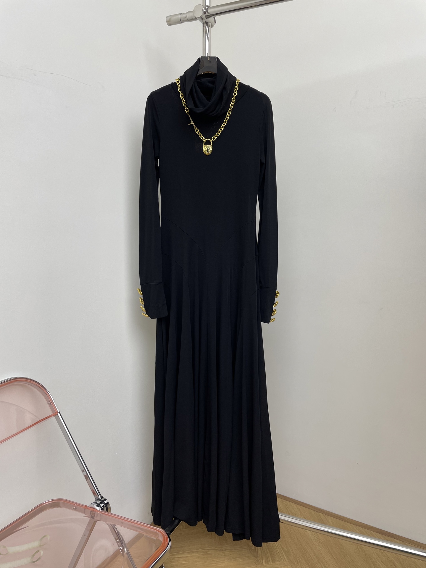 NO:495867,Schiaparelli 2025 autumn and winter new black turtleneck long dress with cuffs and metal buckle design with super highlights long slim fit perfectly to modify body curves sml p real photo, skirts, alexander wang19860909Schiaparelli夏帕瑞丽 2025秋冬新款黑色高领长款连衣裙 袖口金属扣设计超有亮点长款修身版型完美修饰身材曲线 sml p实拍图,,skirts,alexander wang,Women's clothing