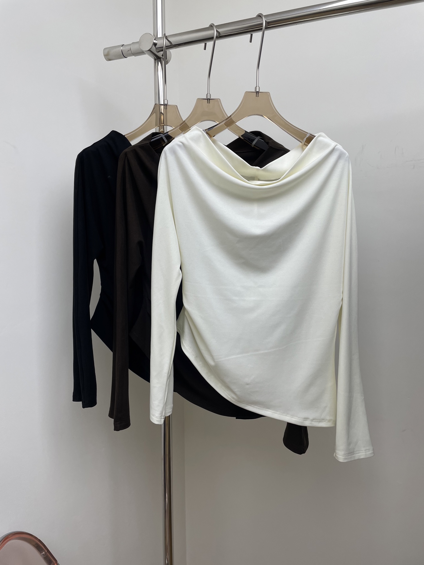 NO:495879,RARELY ALIK* 2025 autumn and winter new one-shoulder top, super skin-friendly and soft, sweet and sexy layering versatile artifact, three-color three-code sml real photo, alexander wang19860909RARELY ALIK* 2025秋冬新款一字肩上衣 面料超级亲肤柔软 甜美性感叠穿百搭神器 三色三码 sml 实拍图,,alexander wang,Women's clothing