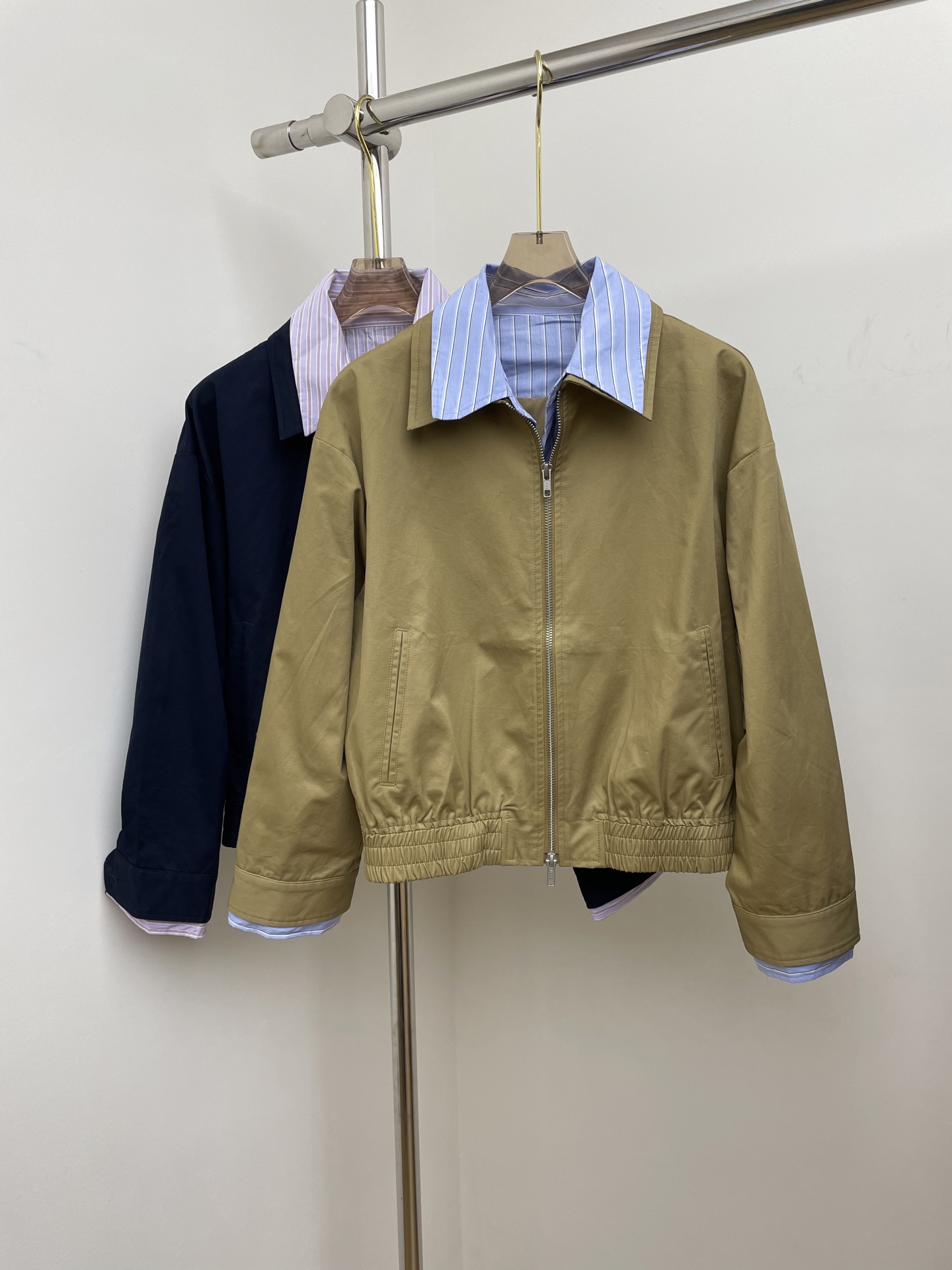 NO:500663,RA 2025 early autumn holiday two-piece jacket, contrasting color fake two-piece design that adds layering, simple silhouette, and small splicing design.sml real photos, jackets & coats, alexander wang19860909RA 2025早秋假两件外套,增加层次感的撞色假两件设计,简约廓形,多处拼接小设计.sml 实拍图,,jackets & coats,alexander wang,Women's clothing