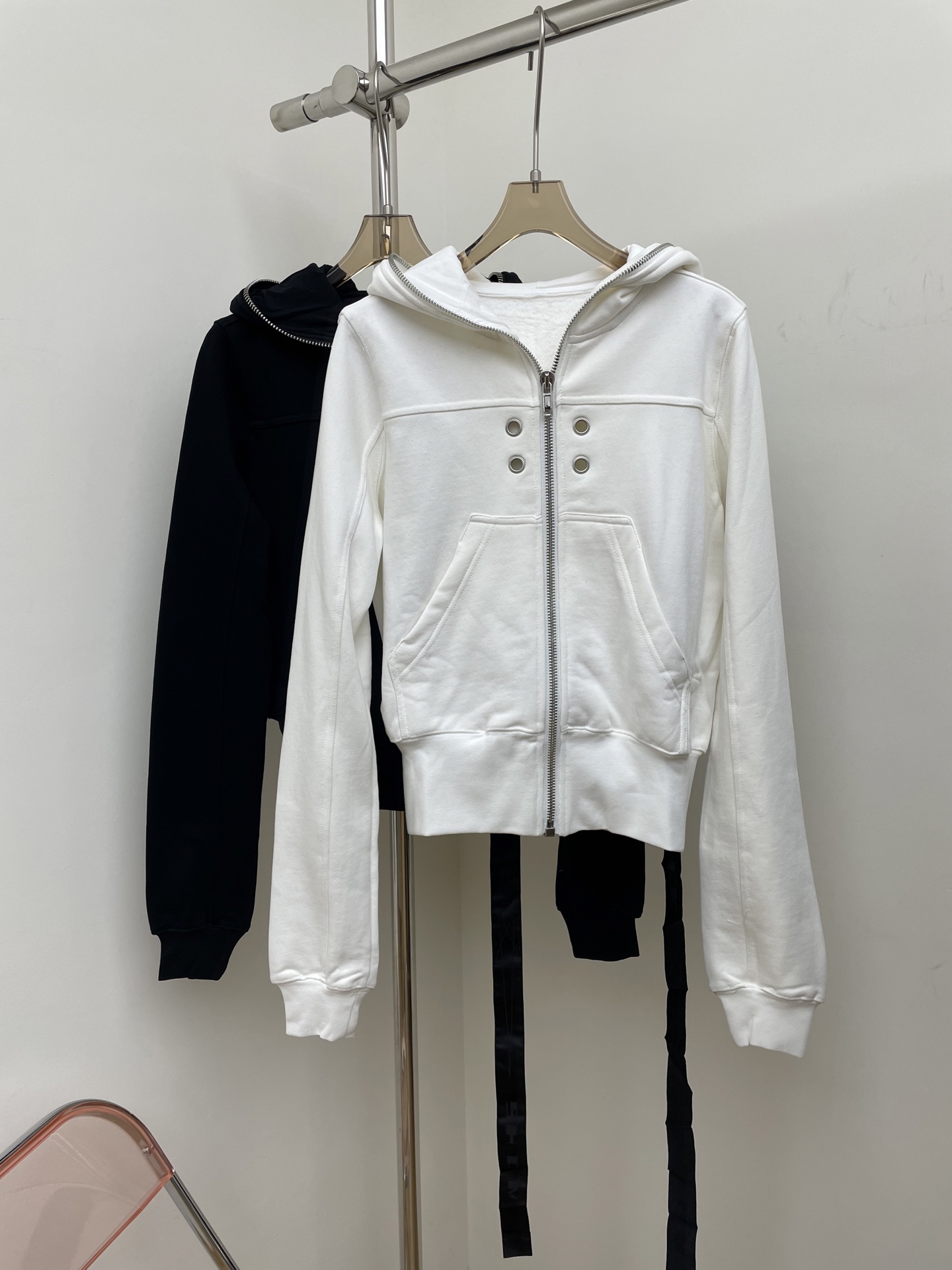 NO:500646,rick owens 2025 autumn and winter new zipper sweatshirt main line style slim short style lift ratio original quality black white sml real photo, hoodie, sweatshirts, alexander wang19860909rick owens 2025秋冬新款拉链卫衣 主线款 修身短款 拉升比例 原版品质 黑色 白色 sml 实拍图,,hoodie,sweatshirts,alexander wang,Women's clothing