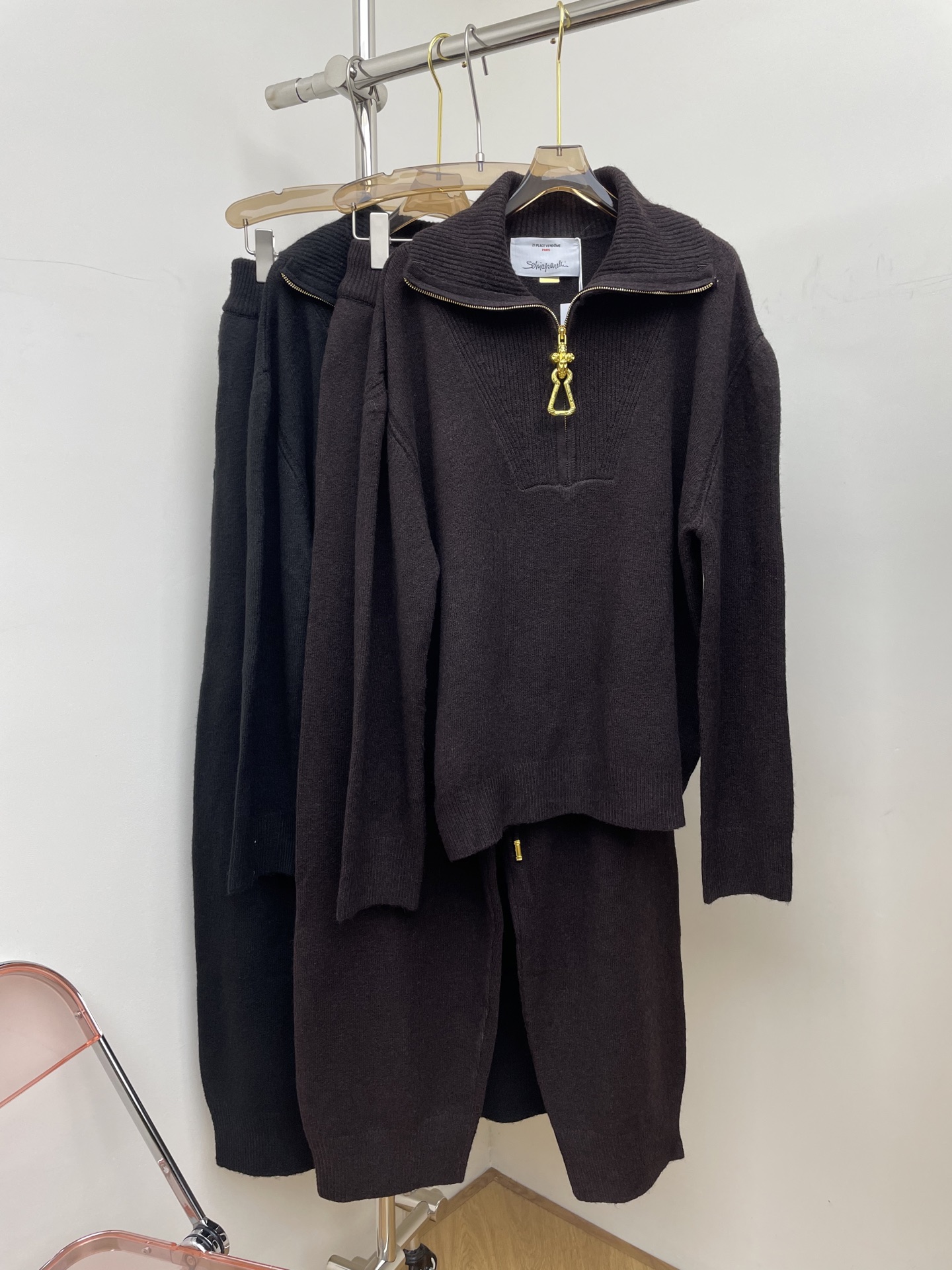 NO:503988,schiaparelli 2025 autumn and winter new set, a set of upper body easily divides the body proportions to make you look slim and tall, black brown SML/set of real photos, alexander wang19860909schiaparelli 2025秋冬新款套装 , 一套上身轻松分割身材比例显瘦显高显身材 黑色咖色SML /套实拍图,,alexander wang,Women's clothing