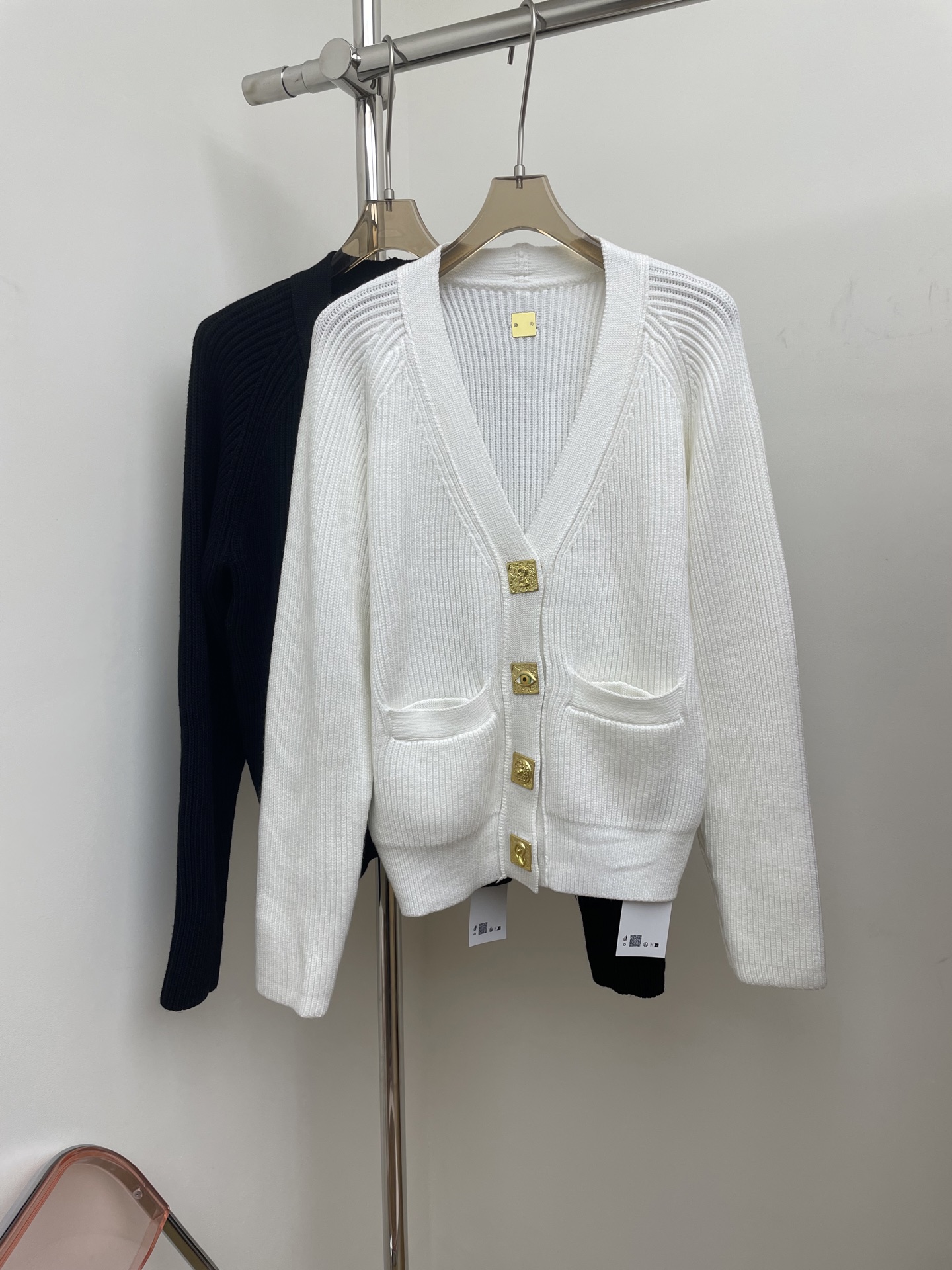 NO:503998,Schiaparelli 2025 autumn and winter new style Shapareli new two-color knitted cardigan, V-shaped collarless cardigan design, slightly loose style. Black and white sml real photo, alexander wang19860909Schiaparelli 2025秋冬新款夏帕瑞丽新款两色针织开衫 ,V形无领的开衫设计,微宽松版型 .黑色白色sml 实拍图,,alexander wang,Women's clothing