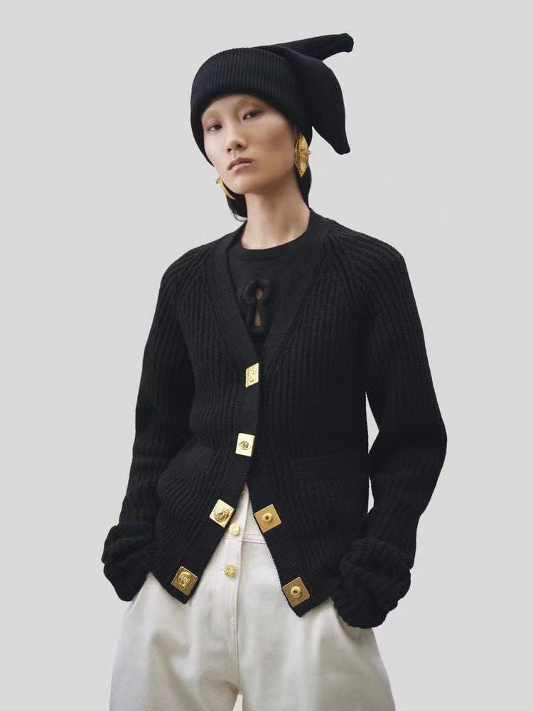 NO:504000,Schiaparelli 2025 autumn and winter new style Shapareli new two-color knitted cardigan, V-shaped collarless cardigan design, slightly loose style. Black and white sml, alexander wang19860909Schiaparelli 2025秋冬新款夏帕瑞丽新款两色针织开衫 ,V形无领的开衫设计,微宽松版型 .黑色白色sml,,alexander wang,Women's clothing