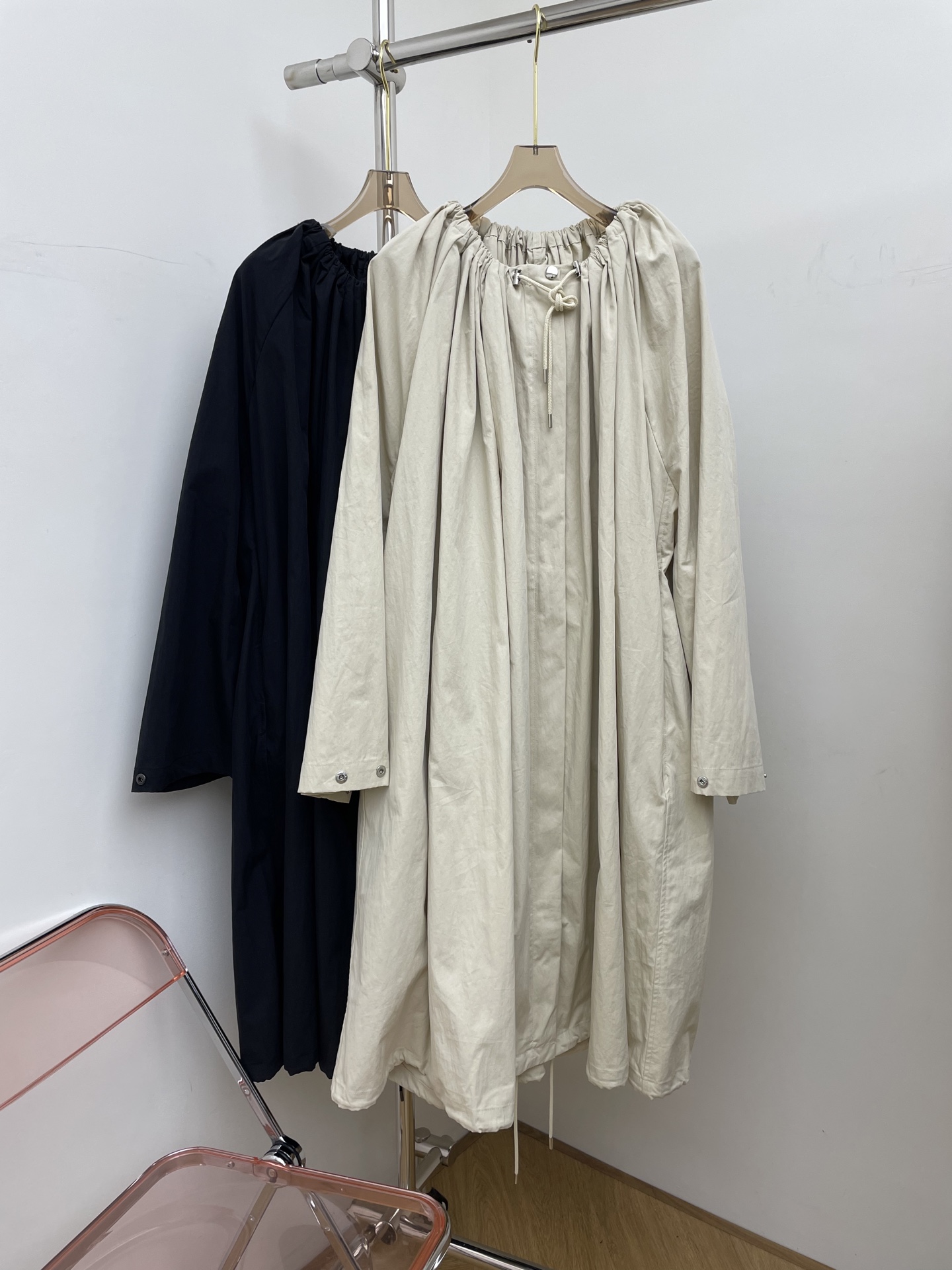 NO:504005,totem* 2025 autumn and winter windbreaker jacket. Parachute style. Fashionable and relaxed. Two colors and three codes 343638 real photos,, jackets & coats,alexander wang19860909totem* 2025秋冬风衣外套.降落伞式版型.时髦松弛感拉满 .两色三码 343638 实拍图,,jackets & coats,alexander wang,Women's clothing