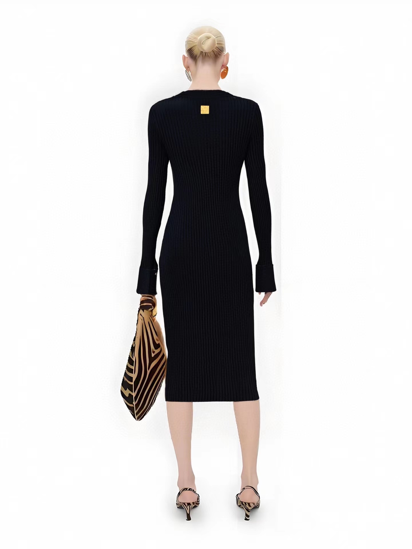 NO:505103,schiaparelli 2025 autumn and winter new long-sleeved knitted skirt, the upper body is very comfortable and slim, and it won't feel tight. Special-shaped buckle decoration, two colors and three codes SML, skirts, alexander wang19860909schiaparelli 2025秋冬新款长袖针织裙 上身很舒适修身显瘦 又不会有紧绷感 异形扣装饰 两色三码 SML,,skirts,alexander wang,Women's clothing