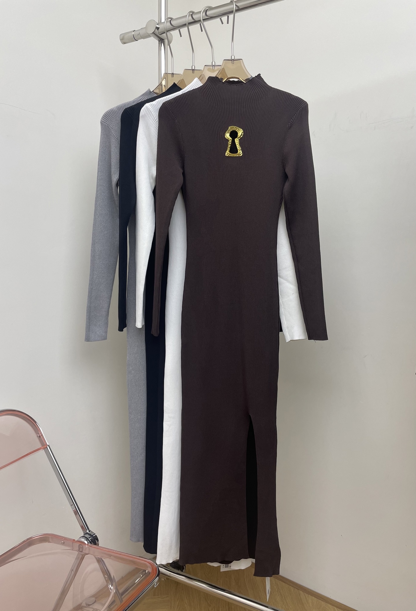 NO:506126,schiaparelli 2025 autumn and winter new knitted dress, slim fit, slit design, highlighting the good figure, chest keyhole embellishment, four colors and three codes sml p,, skirts, alexander wang19860909schiaparelli 2025秋冬新款针织连衣裙 修身版型 开叉设计 凸显好身材 胸口钥匙孔点缀 四色三码 sml p,,skirts,alexander wang,Women's clothing