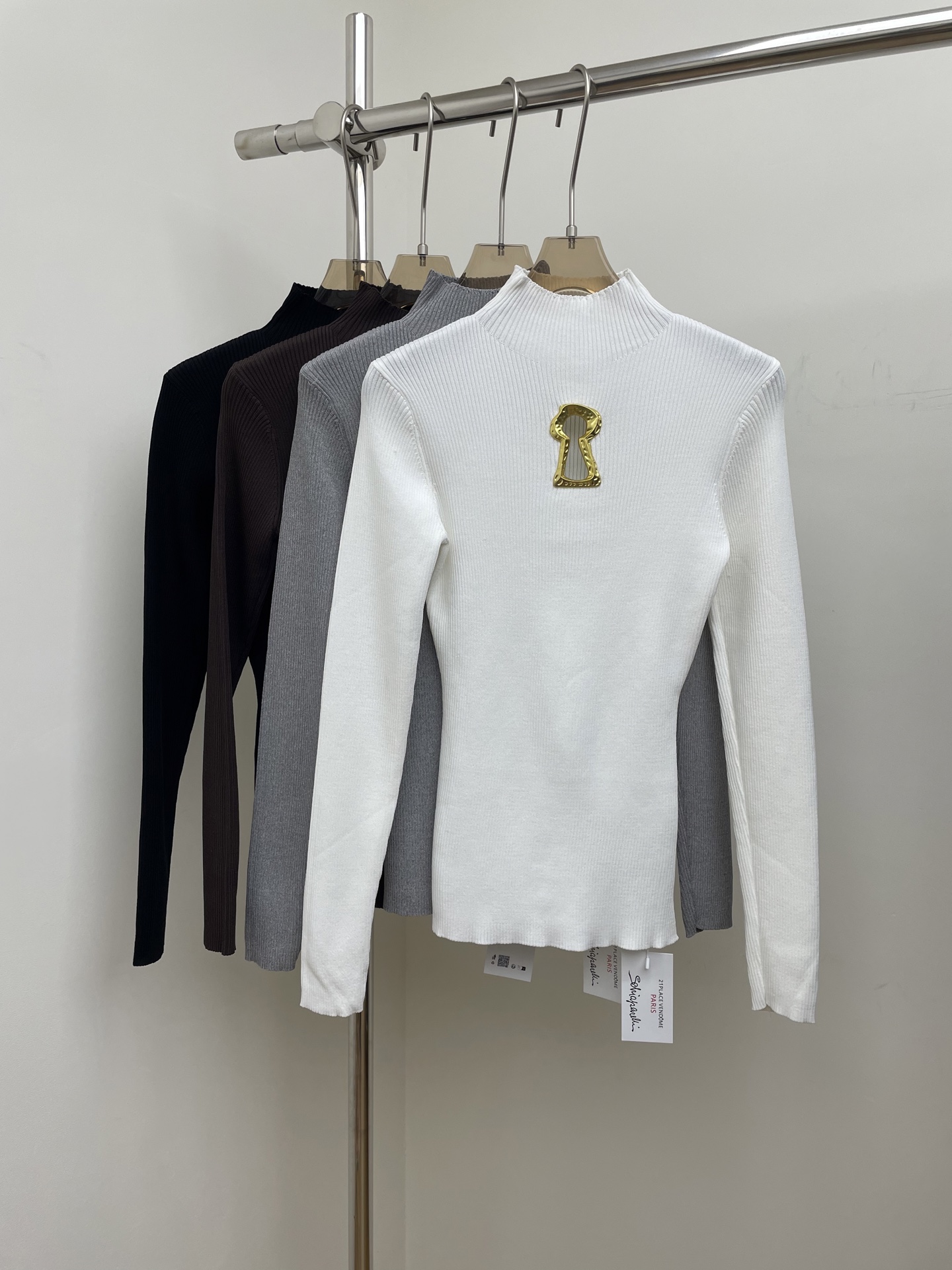 NO:506131,schiaparelli 2025 autumn and winter new knitted top chest keyhole embellishment, excellent style, four colors and three codes sml,,alexander wang19860909schiaparelli 2025秋冬新款针织上衣胸口钥匙孔点缀 版型超赞 四色三码 sml,,alexander wang,Women's clothing