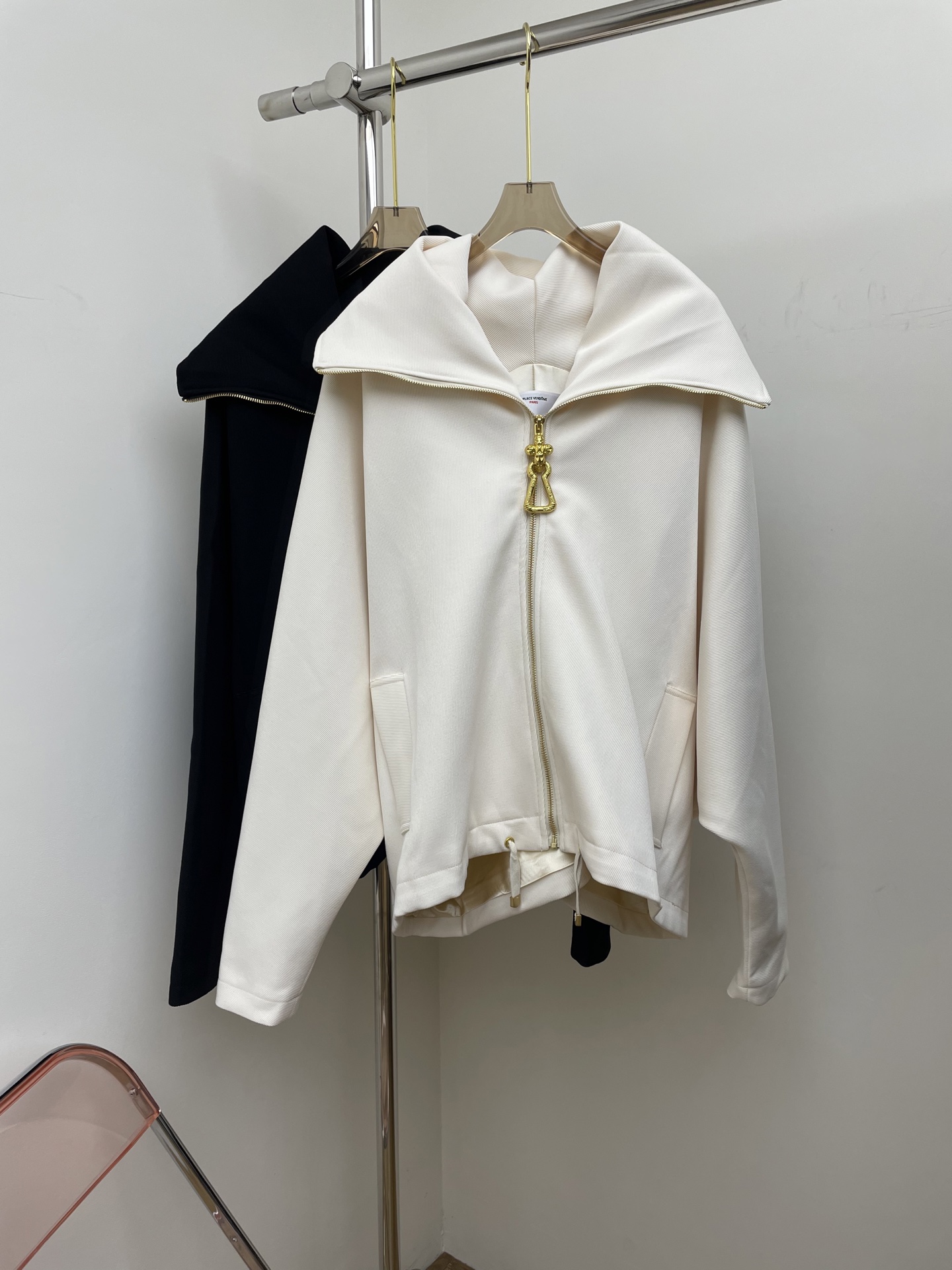 NO:506136,schiaparelli 2025 autumn and winter new jacket, large lapel zipper, back embroidery, open mold-shaped large pull head decoration, fashionable and stylish new beige sml real photo,, jackets & coats,alexander wang19860909schiaparelli 2025秋冬新款外套 大翻领拉链 后背刺绣 开模异形大拉头装饰 时髦有型新增米色 sml 实拍图,,jackets & coats,alexander wang,Women's clothing