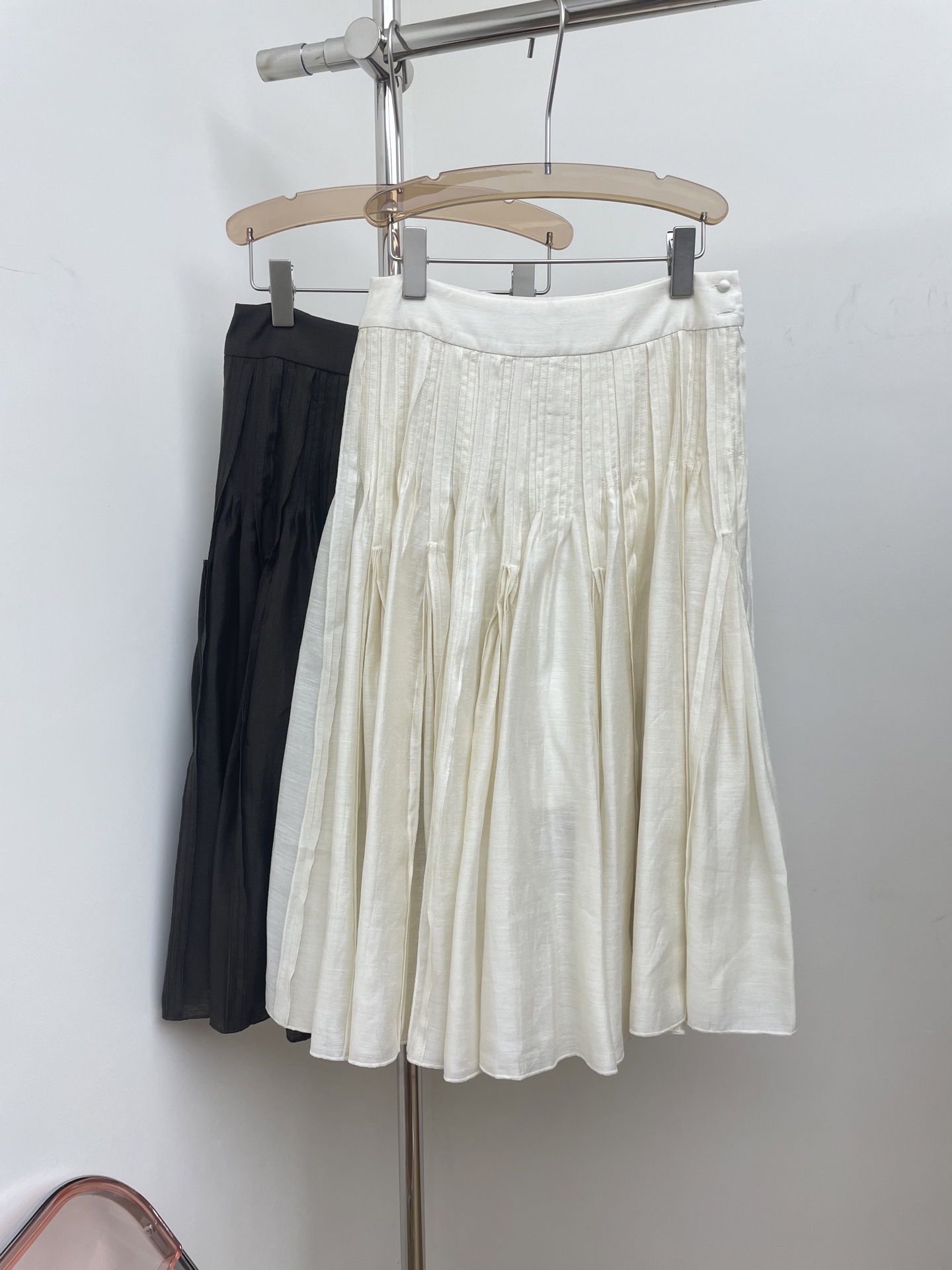 NO:508371,SS 2025 early autumn new pleated Tucker skirt, with a shiny luster, good texture, not easy to wrinkle, A-shaped skirt hem design, sml real photos, skirts, alexander wang19860909SS 2025早秋新款叠褶塔克半裙,自带微光泽,质感良好,不易皱,A型裙摆设计,sml 实拍图,,skirts,alexander wang,Women's clothing