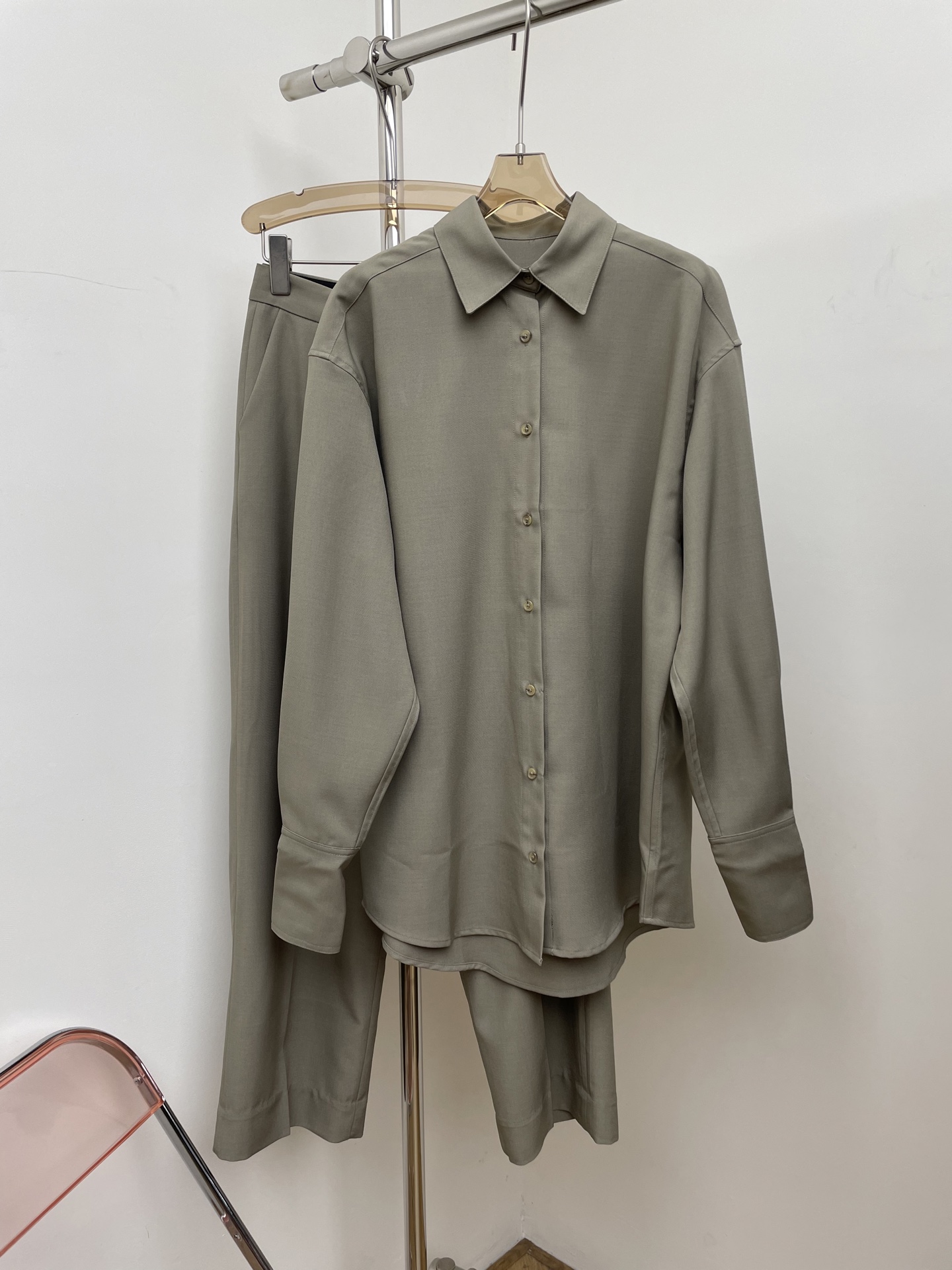 NO:508389,toteme 2025 autumn and winter new shirt pleated straight wide-leg pants, loose straight-fitting style, viscose wool blend fabric, can be matched with a set of shirts 343638 real photos, alexander wang19860909toteme 2025秋冬新款衬衣压褶直筒阔腿裤,宽松直筒版型,粘纤羊毛混纺面料,可衬衣搭配一套 343638 实拍图,,alexander wang,Women's clothing