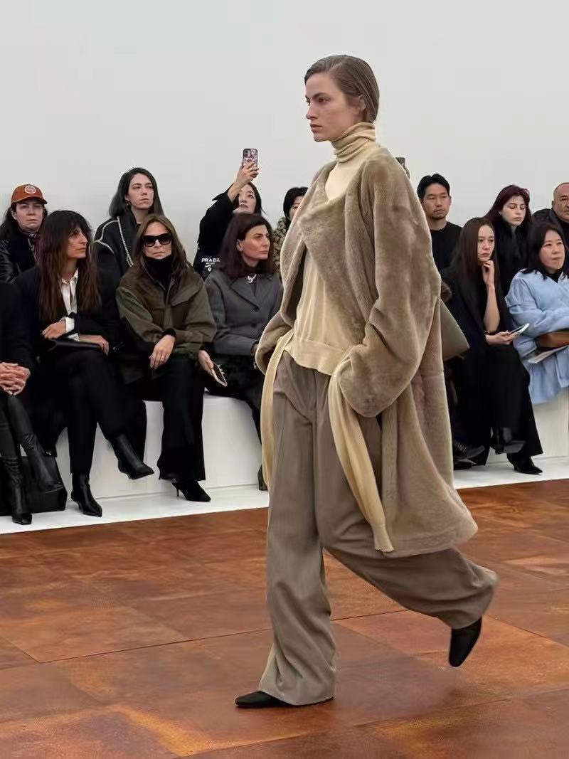NO:508383,toteme 2025 autumn and winter new shirt pleated straight wide-leg pants, loose straight-fitting style, viscose wool blend fabric, can be matched with a set of shirts 343638 p, alexander wang19860909toteme 2025秋冬新款衬衣压褶直筒阔腿裤,宽松直筒版型,粘纤羊毛混纺面料,可衬衣搭配一套 343638 p上,,alexander wang,Women's clothing