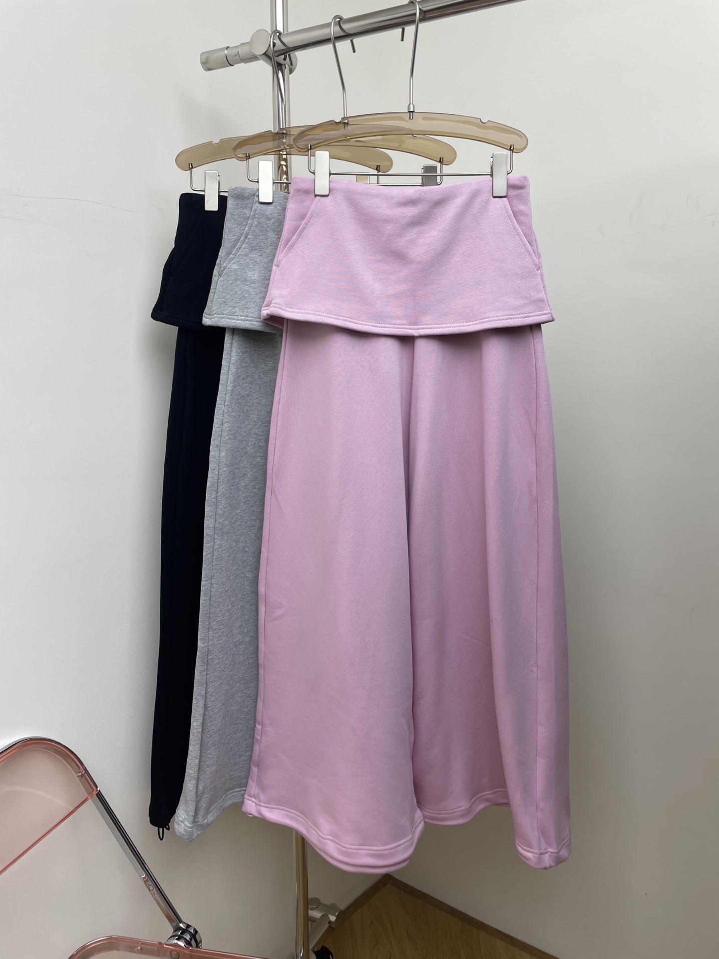 NO:517082,RA early autumn new kangaroo trousers, continuing the classic kangaroo trousers style, A-shaped bell-bottom trousers design, with drawstrings on the legs, three-color three-code sml real photos, alexander wang19860909RA 早秋新款袋鼠束脚卫裤, 延续经典袋鼠裤版型,A型喇叭裤设计,裤脚有抽绳 三色三码 sml 实拍图,,alexander wang,Women's clothing
