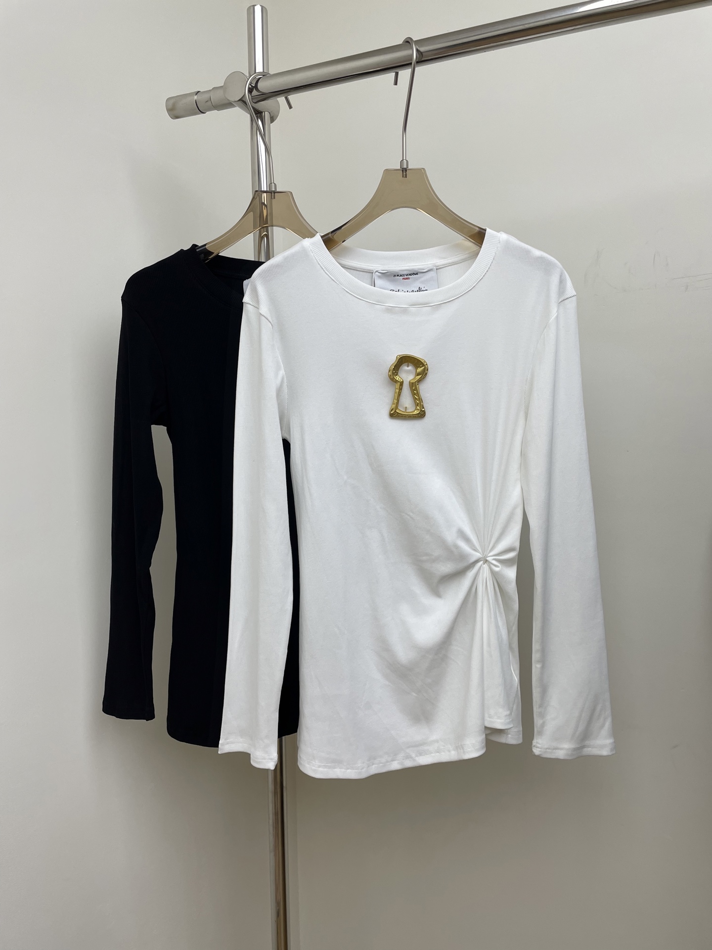 NO:534117,schiaparelli 2025 autumn and winter new style base, wrinkle and waist, keychain metal decoration, two colors and three codes sml, keychain, alexander wang19860909schiaparelli 2025秋冬新款打底 褶皱显腰身 钥匙扣金属装饰 两色三码 sml,,keychain,alexander wang,Women's clothing