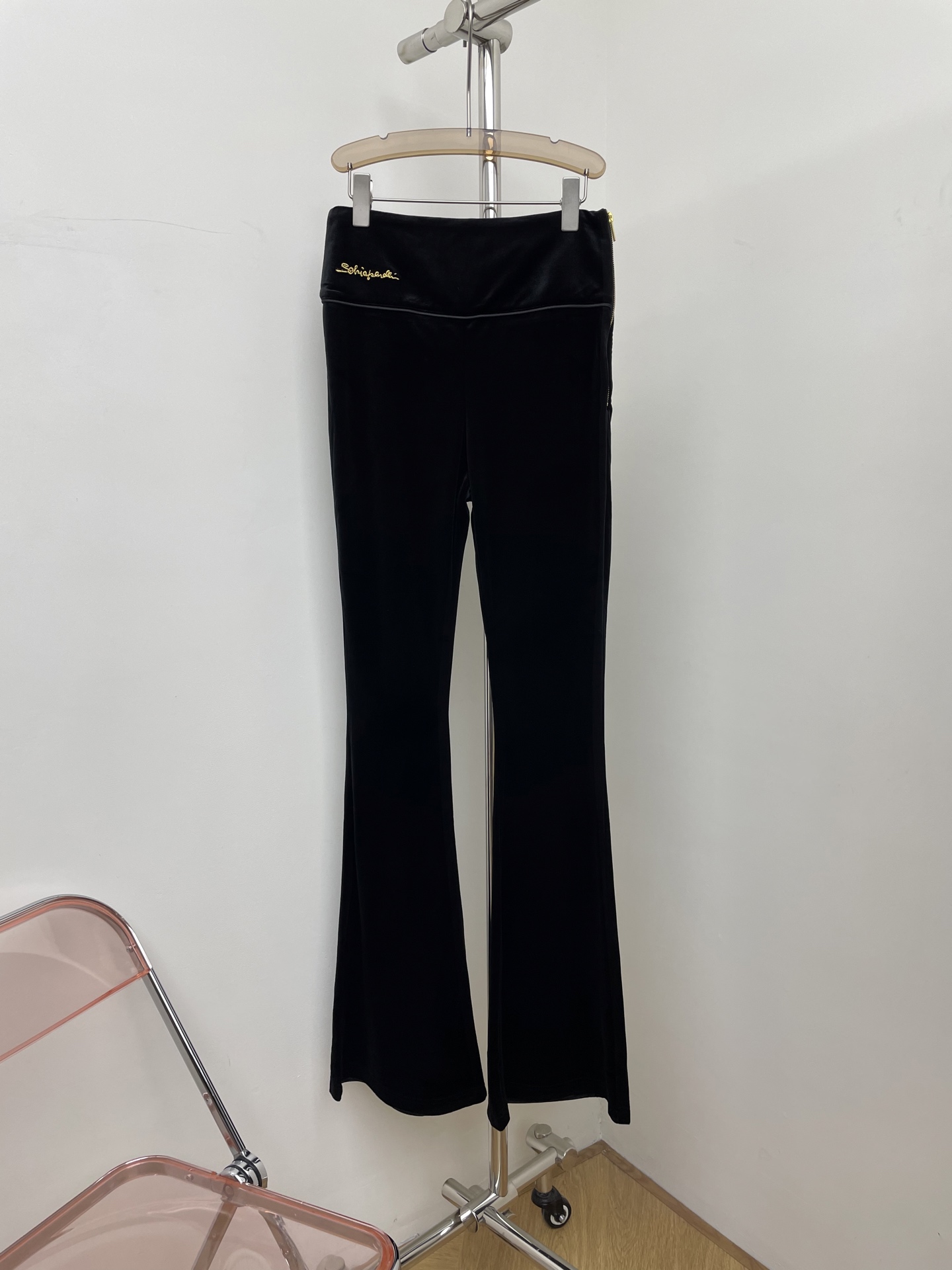 NO:534126,Schialarelli's new early autumn letter embroidered micro-tender velvet pants with super good style and long legs SML real photos, alexander wang19860909schialarelli 早秋新款字母刺绣微叭丝绒裤 版型超好 显腿长 SML 实拍图,,alexander wang,Women's clothing