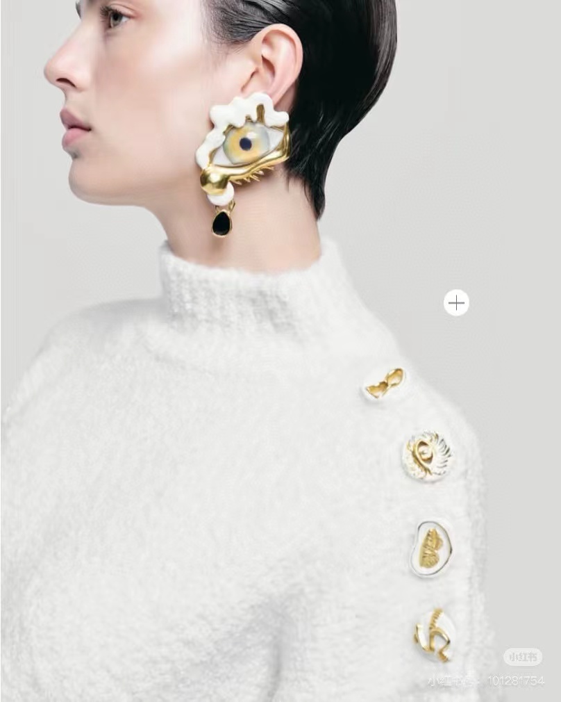 NO:534123,schiaparelli 2025 autumn and winter new special-shaped buckle decorative round neck sweater, shoulder-loose style, very slim on the upper body, fashionable and high-end sml,,alexander wang19860909schiaparelli 2025秋冬新款异形扣装饰圆领针织衫 落肩宽松版型上身非常显瘦 时髦又高级 sml,,alexander wang,Women's clothing