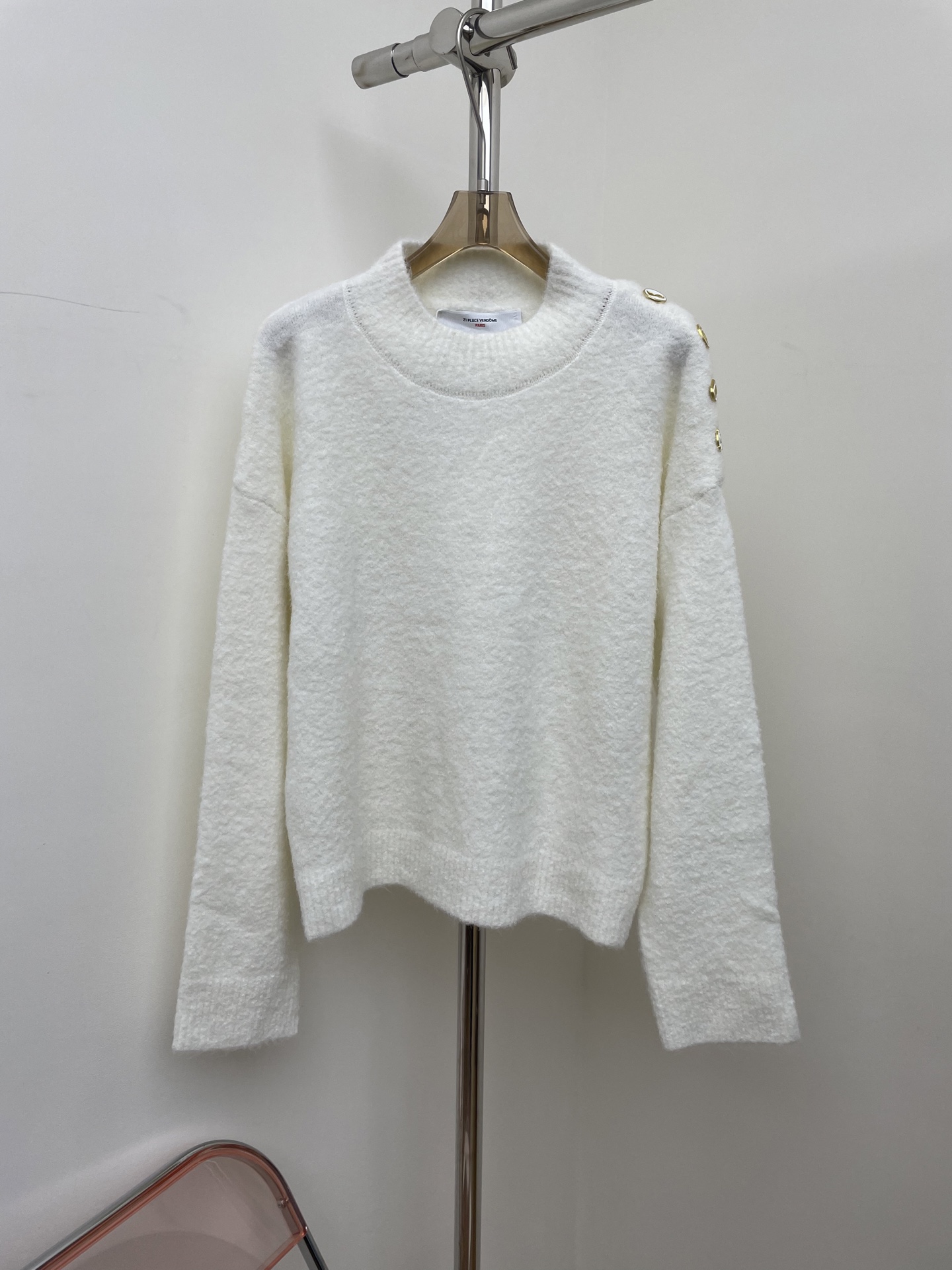 NO:534120,schiaparelli 2025 autumn and winter new special-shaped buckle decorative round neck sweater, shoulder-loose style, very slim on the upper body, fashionable and high-end sml real photo, alexander wang19860909schiaparelli 2025秋冬新款异形扣装饰圆领针织衫 落肩宽松版型上身非常显瘦 时髦又高级 sml 实拍图,,alexander wang,Women's clothing