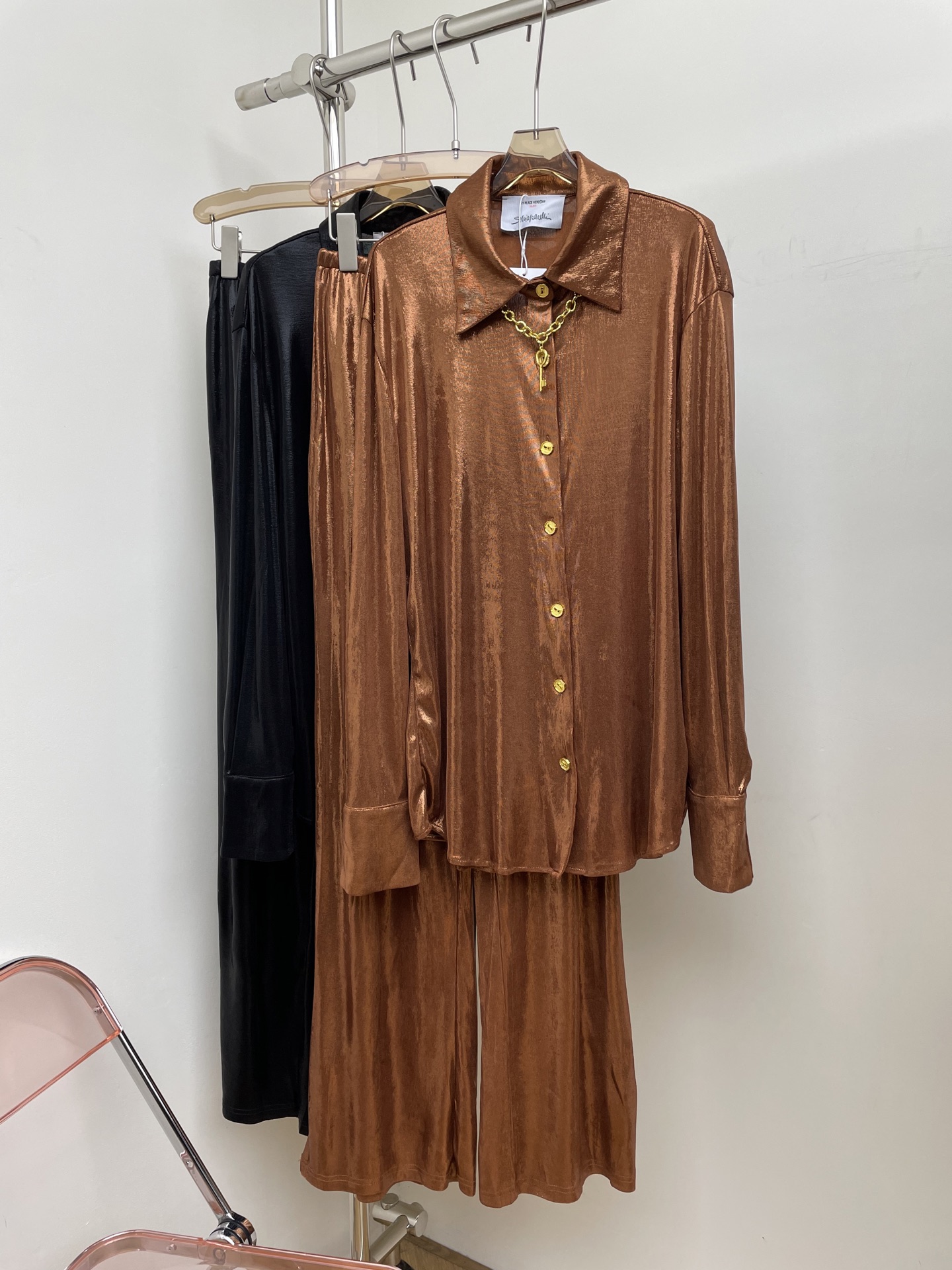 NO:534750,Schiaparelli 2025 autumn and winter new style show style shiny elastic shirt set, custom metal elastic fabric, fashionable and good outfit, two colors and three codes sml p/set real photos, shirts, alexander wang19860909Schiaparelli夏帕瑞丽 2025秋冬新款 秀款亮面弹力衬衫套装,采用定制金属感弹力面料,时髦好穿搭 两色三码sml p/套实拍图,,shirts,alexander wang,Women's clothing
