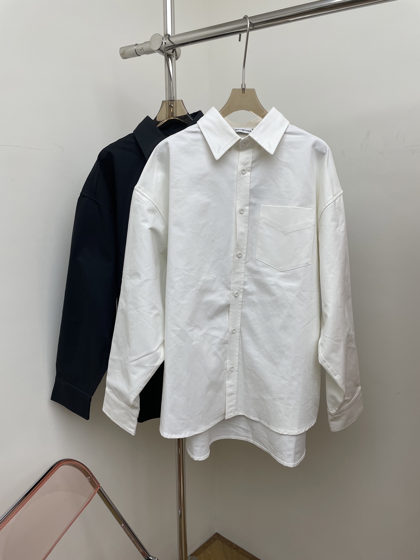 NO:535747,blcg 2025 autumn and winter new shirt, hard materials and silhouette, back letter logo, classic style, black and white sml real photo,,alexander wang19860909blcg 2025秋冬新款衬衣 硬挺十足的料子和廓形 后背字母logo 经典款 黑色白色 sml 实拍图,,alexander wang,Women's clothing