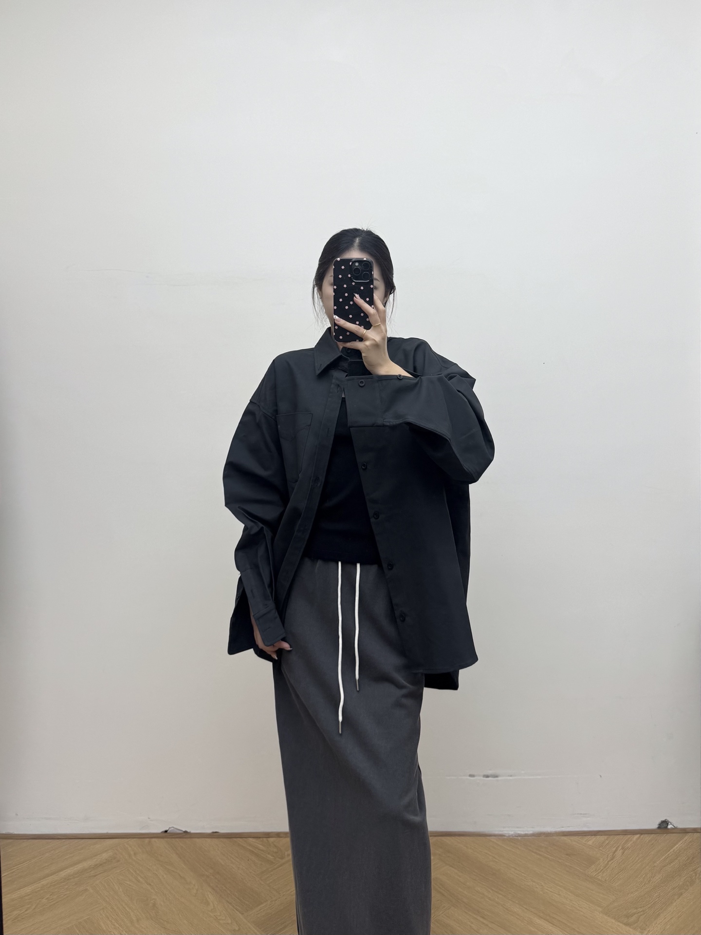 NO:535751,blcg 2025 autumn and winter new shirt, hard materials and silhouette, back letter logo, classic style, black and white sml,,alexander wang19860909blcg 2025秋冬新款衬衣 硬挺十足的料子和廓形 后背字母logo 经典款 黑色白色 sml,,alexander wang,Women's clothing