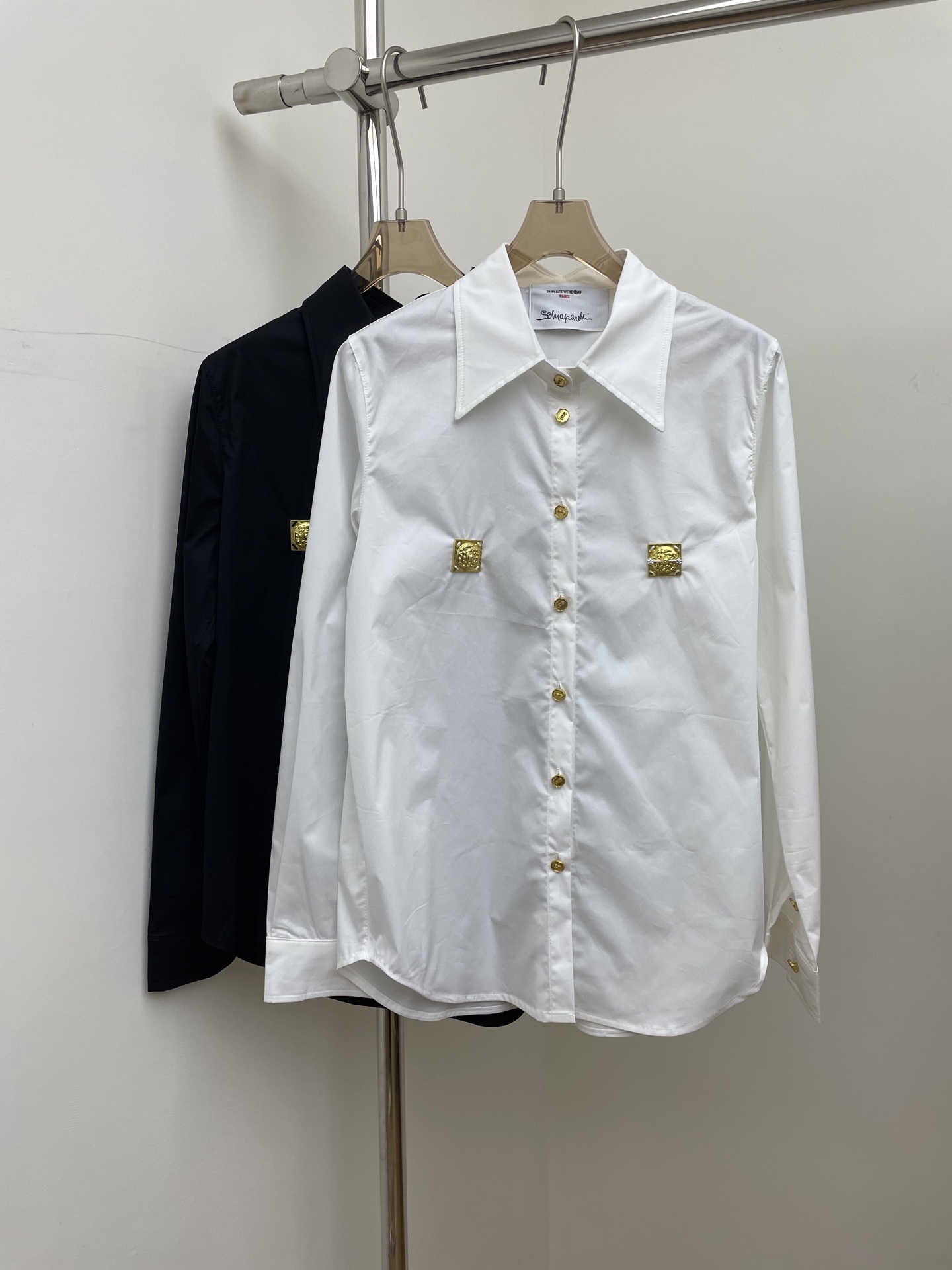 NO:536589,The new 2025 early autumn shirt, the schiaparelli chest hardware decoration design is so beautiful that it is breathtaking!  ,Each part highlights high-end and unique ,Two-color three-code sml p real photos ,shirts,alexander wang19860909schiaparelli 2025早秋新款衬衫,前胸五金装饰小心机设计简直是美到窒息！,每一处都彰显着高级与独特 两色三码 sml p实拍图,,shirts,alexander wang,Women's clothing